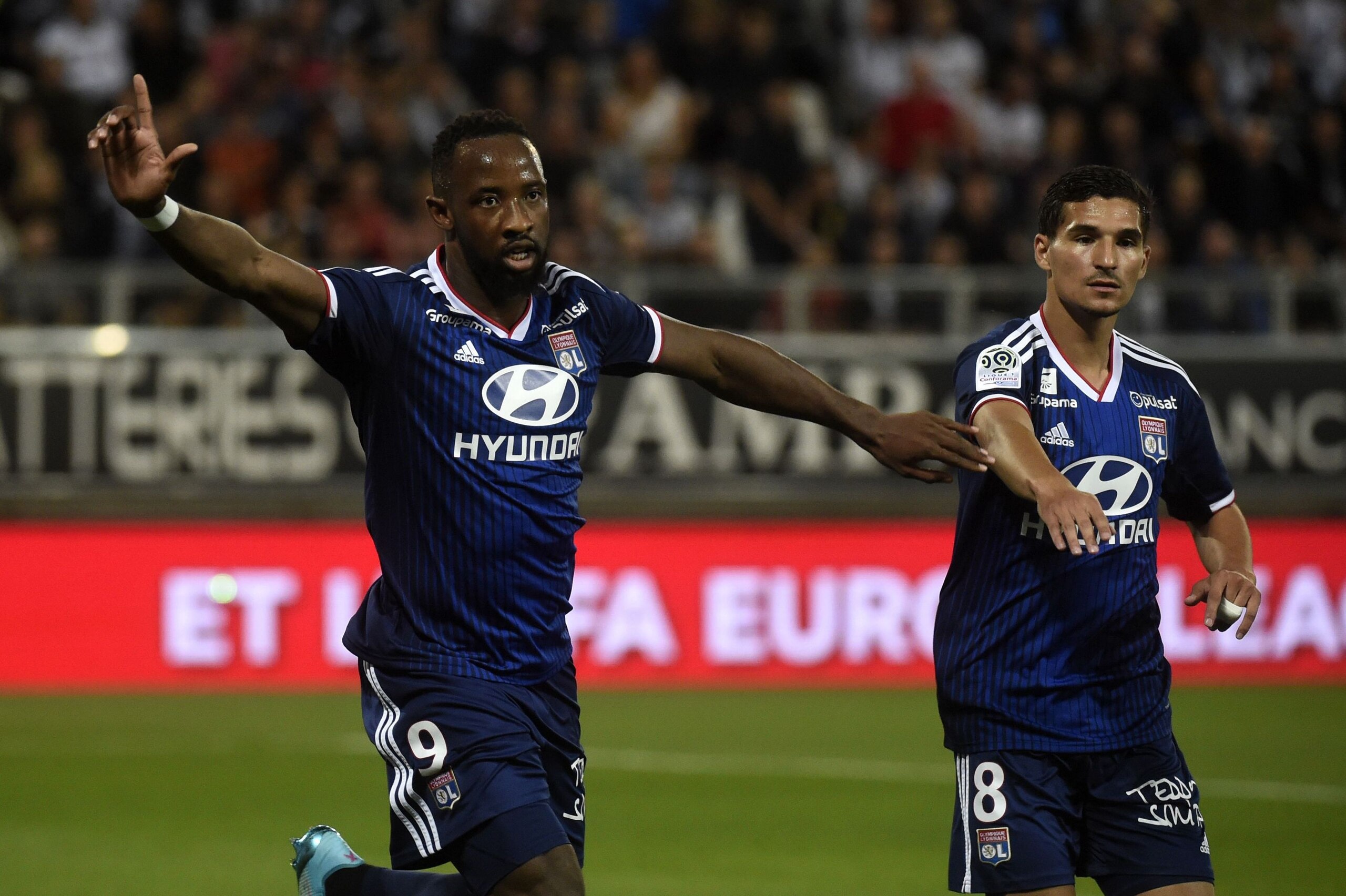 Lyon's french forward Moussa Dembele (L) celebrates after scoring a goal during the French L1 football match between Amiens and Lyon (OL) on September 13, 2019 at the Licorne stadium in Amiens. (Photo by FRANCOIS LO PRESTI / AFP)        (Photo credit shou