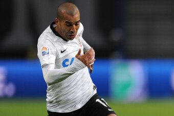 TOYOTA, JAPAN - DECEMBER 12:  Emerson of Corinthians dribbles the ball during the FIFA Club World Cup Semi Final match between Al-Ahly SC and Corinthians at Toyota Stadium on December 12, 2012 in Toyota, Japan.  (Photo by Kaz Photography/Getty Images)