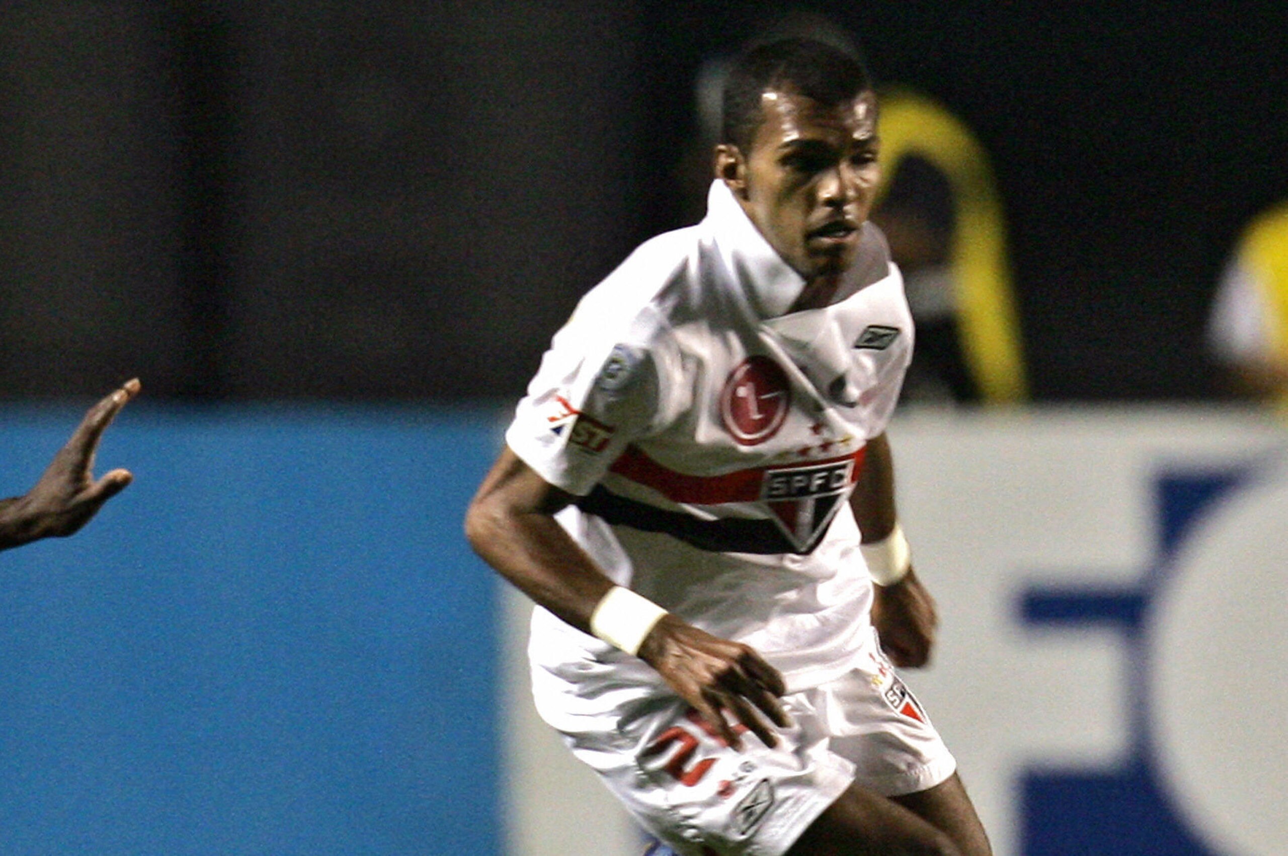 Sao Paulo's Richarlyson (R) vies for the ball with Millonarios' Andres Salinas during their Copa Sudamericana football match held at Morumbi stadium, in Sao Paulo, Brazil, 10 October 2007. AFP PHOTO/Mauricio LIMA (Photo credit should read MAURICIO LIMA/AF