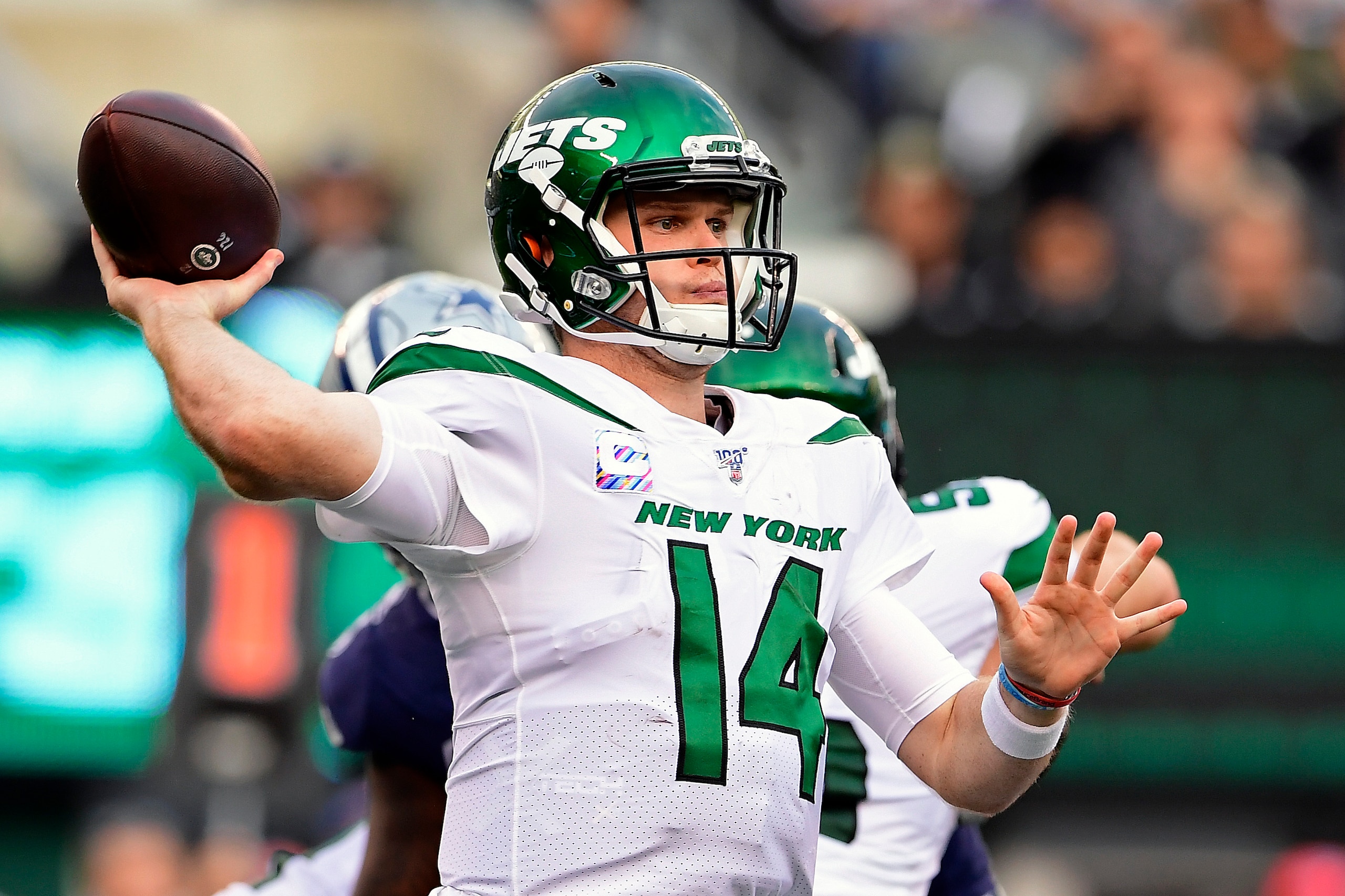 EAST RUTHERFORD, NEW JERSEY - OCTOBER 13: Sam Darnold #14 of the New York Jets looks to pass against the Dallas Cowboys during the second quarter at MetLife Stadium on October 13, 2019 in East Rutherford, New Jersey. (Photo by Steven Ryan/Getty Images) EAST RUTHERFORD, NEW JERSEY - OCTOBER 13: Sam Darnold #14 of the New York Jets looks to pass against the Dallas Cowboys during the second quarter at MetLife Stadium on October 13, 2019 in East Rutherford, New Jersey. (Photo by Steven Ryan/Getty Images)