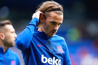 EIBAR, SPAIN - OCTOBER 19: Antoine Griezmann of FC Barcelona looks on during the warm up prior to the Liga match between SD Eibar SAD and FC Barcelona at Ipurua Municipal Stadium on October 19, 2019 in Eibar, Spain. (Photo by Juan Manuel Serrano Arce/Gett