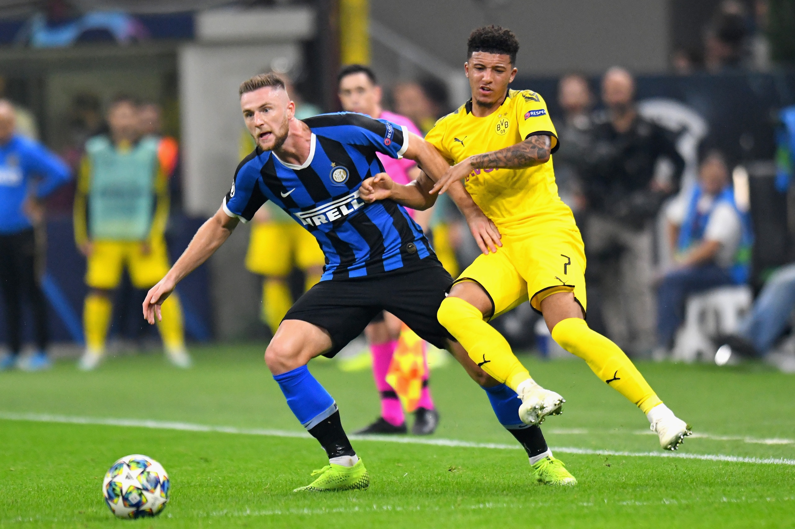 MILAN, ITALY - OCTOBER 23: Milan Skriniar of FC Internazionale competes for the ball with Jadon Sancho of Borussia Dortmund during the UEFA Champions League group F match between FC Internazionale and Borussia Dortmund at Giuseppe Meazza Stadium on Octob MILAN, ITALY - OCTOBER 23: Milan Skriniar of FC Internazionale competes for the ball with Jadon Sancho of Borussia Dortmund during the UEFA Champions League group F match between FC Internazionale and Borussia Dortmund at Giuseppe Meazza Stadium on Octob