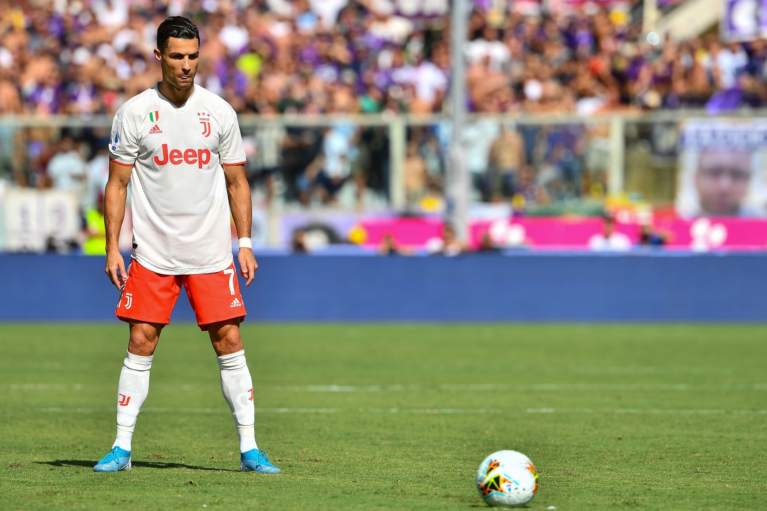 Juventus' Portuguese forward Cristiano Ronaldo prepares to shoot a free kick during the Italian Serie A football match Fiorentina vs Juventus on September 14, 2019 at the Artemio-Franchi stadium in Florence. (Photo by Vincenzo PINTO / AFP)        (Photo c