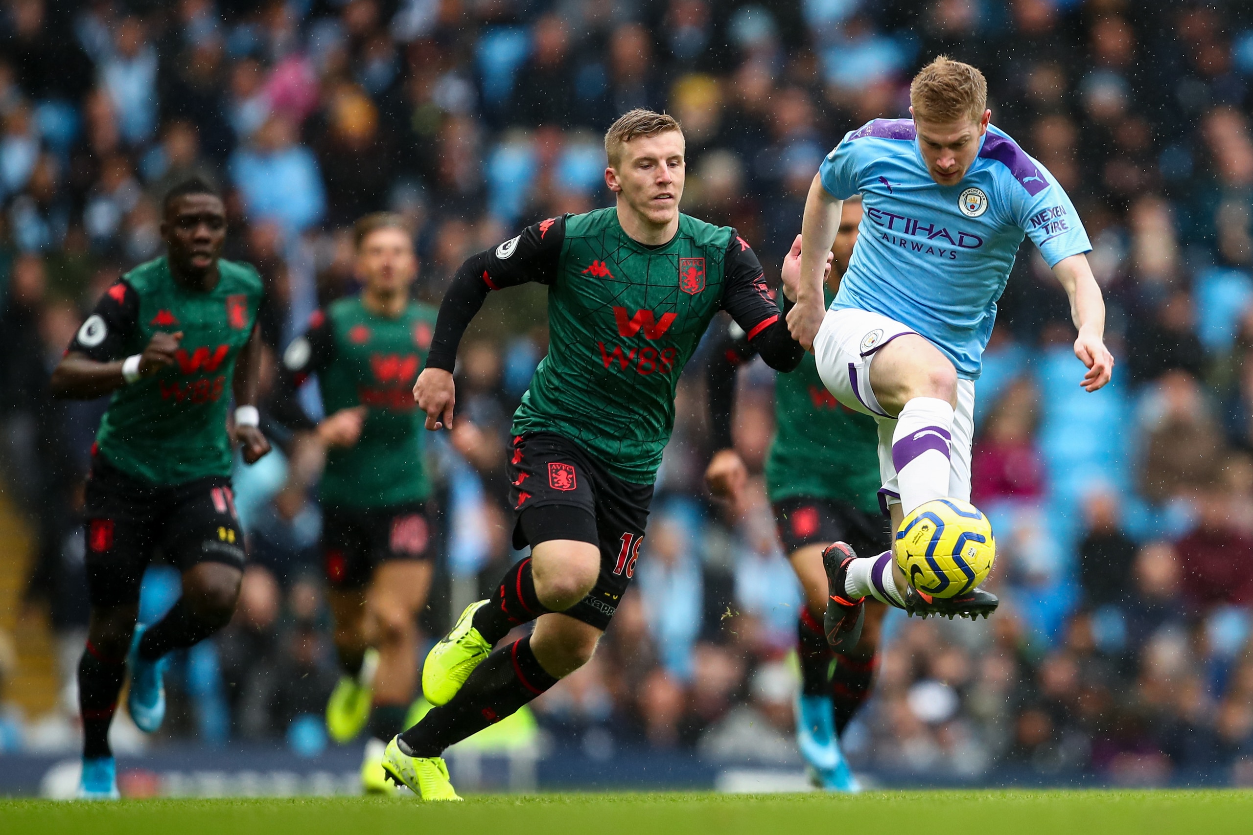 MANCHESTER, ENGLAND - OCTOBER 26: Kevin De Bruyne of Manchester City during the Premier League match between Manchester City and Aston Villa at Etihad Stadium on October 26, 2019 in Manchester, United Kingdom. (Photo by Robbie Jay Barratt - AMA/Getty Imag