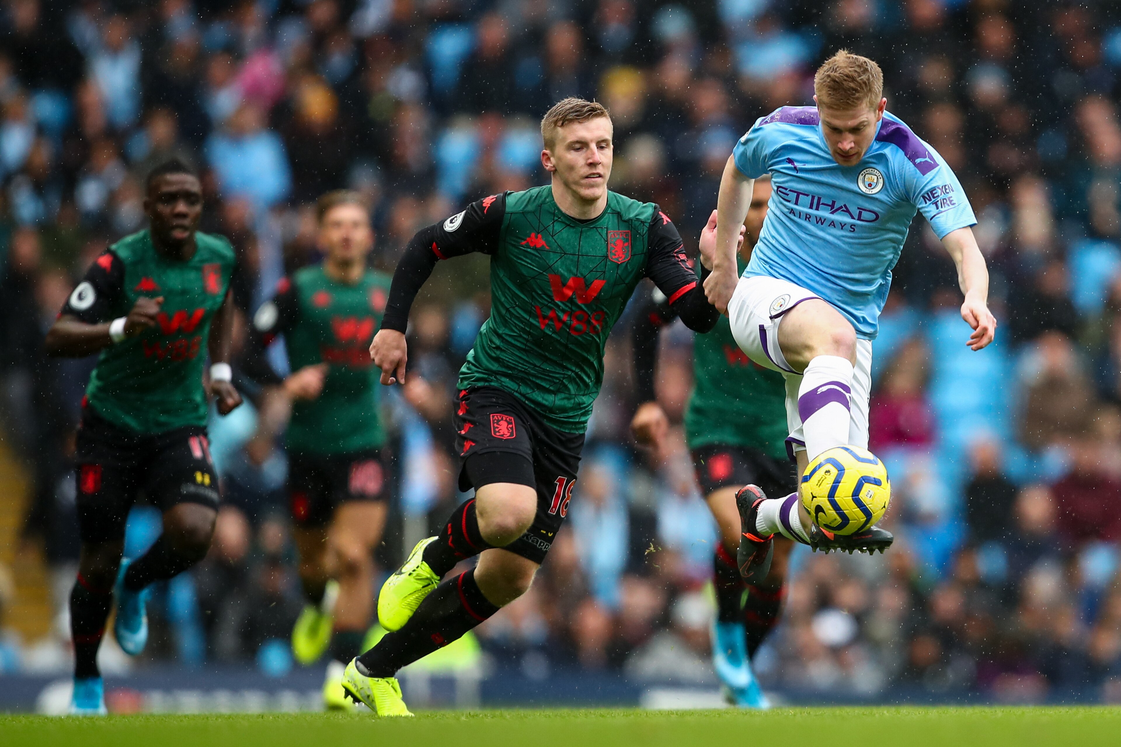 MANCHESTER, ENGLAND - OCTOBER 26: Kevin De Bruyne of Manchester City during the Premier League match between Manchester City and Aston Villa at Etihad Stadium on October 26, 2019 in Manchester, United Kingdom. (Photo by Robbie Jay Barratt - AMA/Getty Imag
