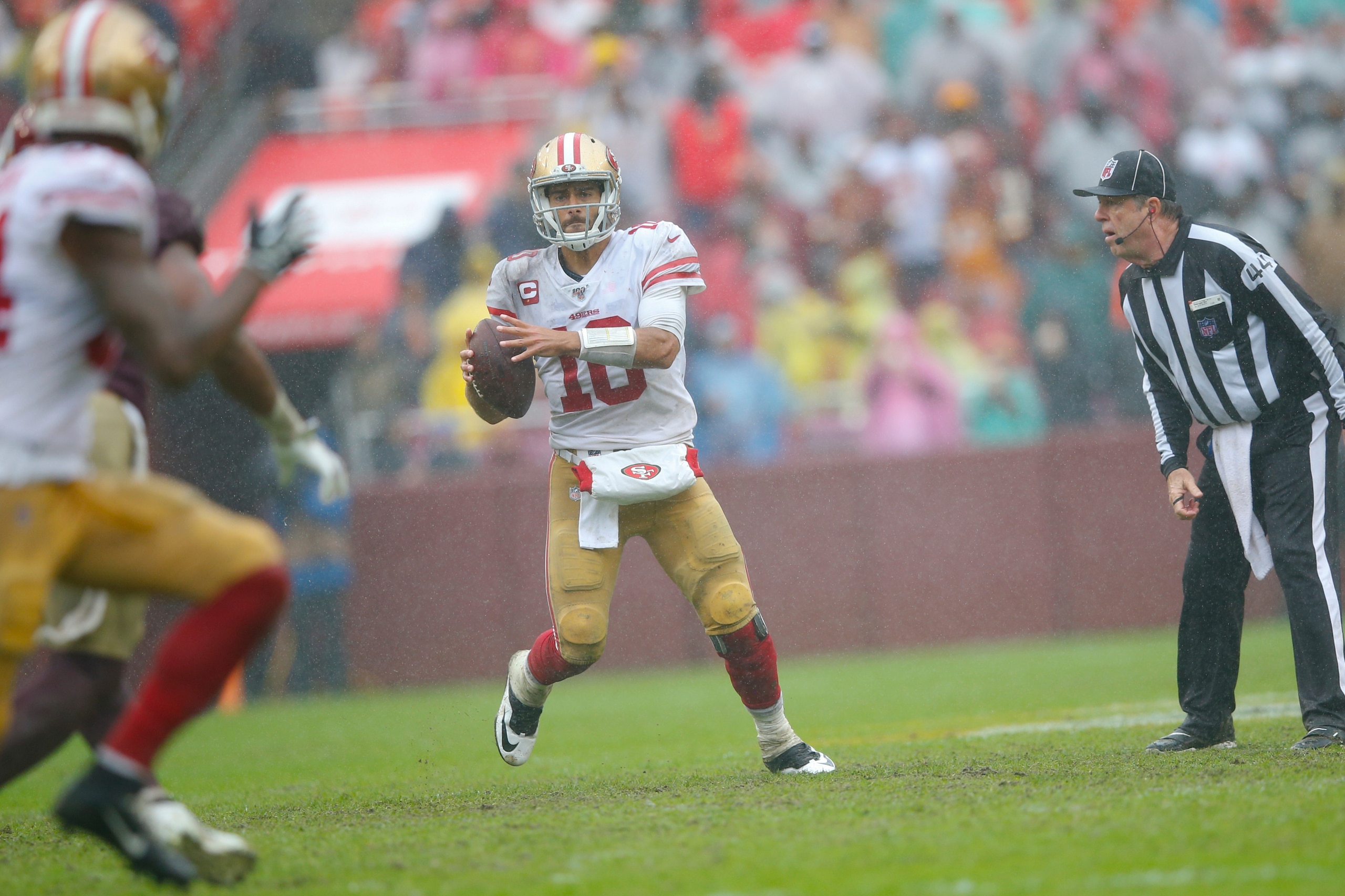 LANDOVER, MD - OCTOBER 20: Jimmy Garoppolo #10 of the San Francisco 49ers passes during the game against the Washington Redskins at FedExField on October 20, 2019 in Landover, Maryland. The 49ers defeated the Redskins 9-0. (Photo by Michael Zagaris/San Fr