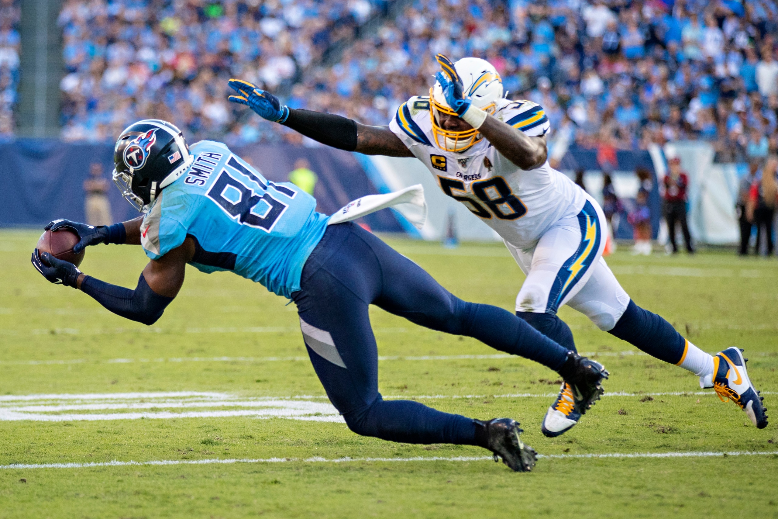 NASHVILLE, TN - OCTOBER 20: Jonnu Smith #81 of the Tennessee Titans catches a pass behind Thomas Davis Sr. #58 of the Los Angeles Chargers at Nissan Stadium on October 20, 2019 in Nashville, Tennessee. The Titans defeated the Chargers 23-20. (Photo by NASHVILLE, TN - OCTOBER 20: Jonnu Smith #81 of the Tennessee Titans catches a pass behind Thomas Davis Sr. #58 of the Los Angeles Chargers at Nissan Stadium on October 20, 2019 in Nashville, Tennessee. The Titans defeated the Chargers 23-20. (Photo by