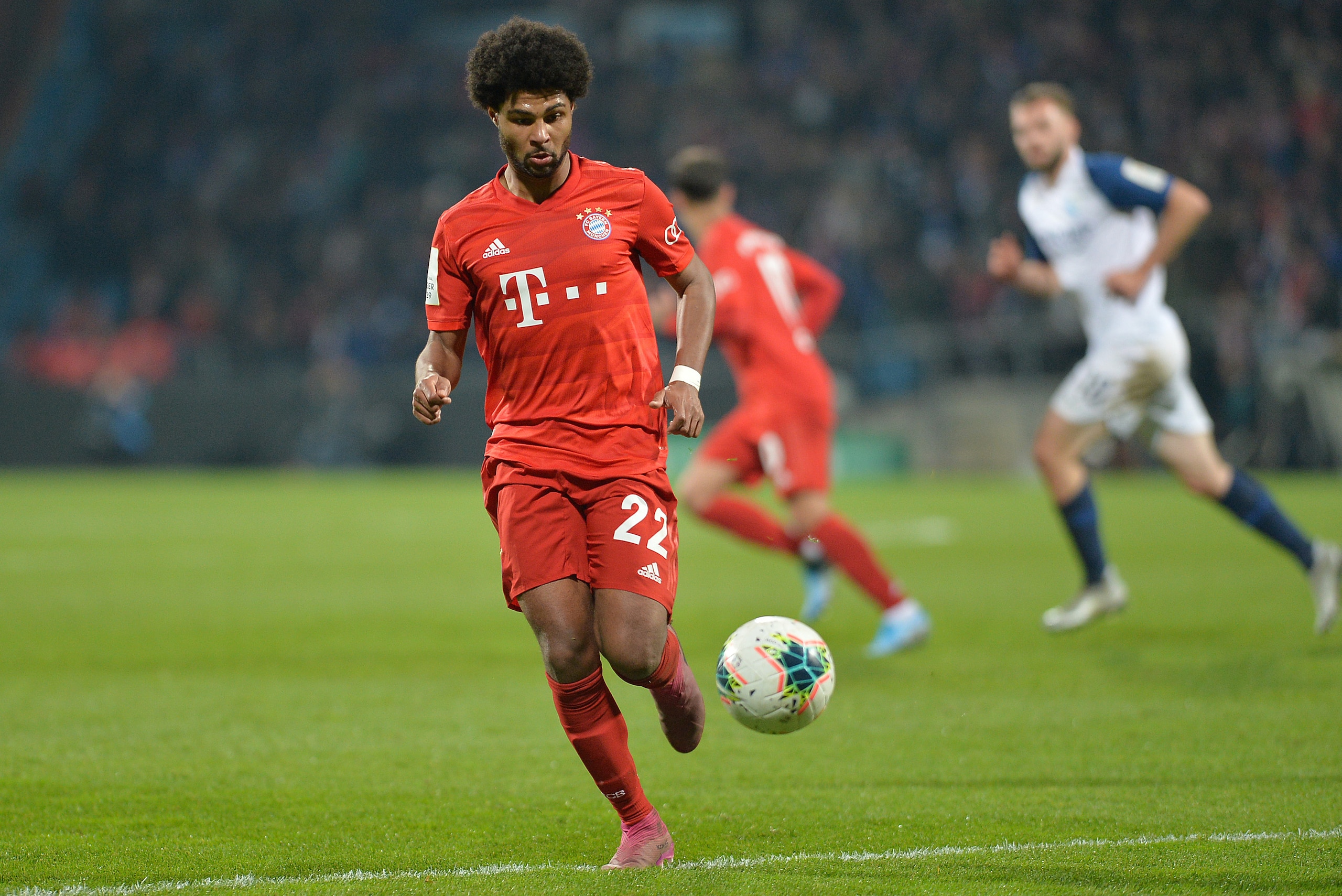 BOCHUM, GERMANY - OCTOBER 29: Serge Gnabry of FC Bayern Muenchen controls the ball during the DFB Cup second round match between VfL Bochum and Bayern Muenchen at Vonovia Ruhrstadion on October 29, 2019 in Bochum, Germany. (Photo by TF-Images/Getty Images