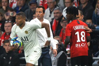 Rennes' French head coach Julien Stephan (C) stands next to Rennes' French midfielder Eduardo Camavinga (R) and Paris Saint-Germain's French forward Kylian Mbappe (L) during the French L1 Football match between Rennes (SRFC) and Paris Saint-Germain (PSG),