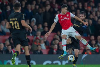 LONDON, ENGLAND - OCTOBER 24: Gabriel Martinelli of FC Arsenal and Frederico Venancio of Vitoria Guimaraes battle for the ball during the UEFA Europa League group F match between Arsenal FC and Vitoria Guimaraes at Emirates Stadium on October 24, 2019 in 