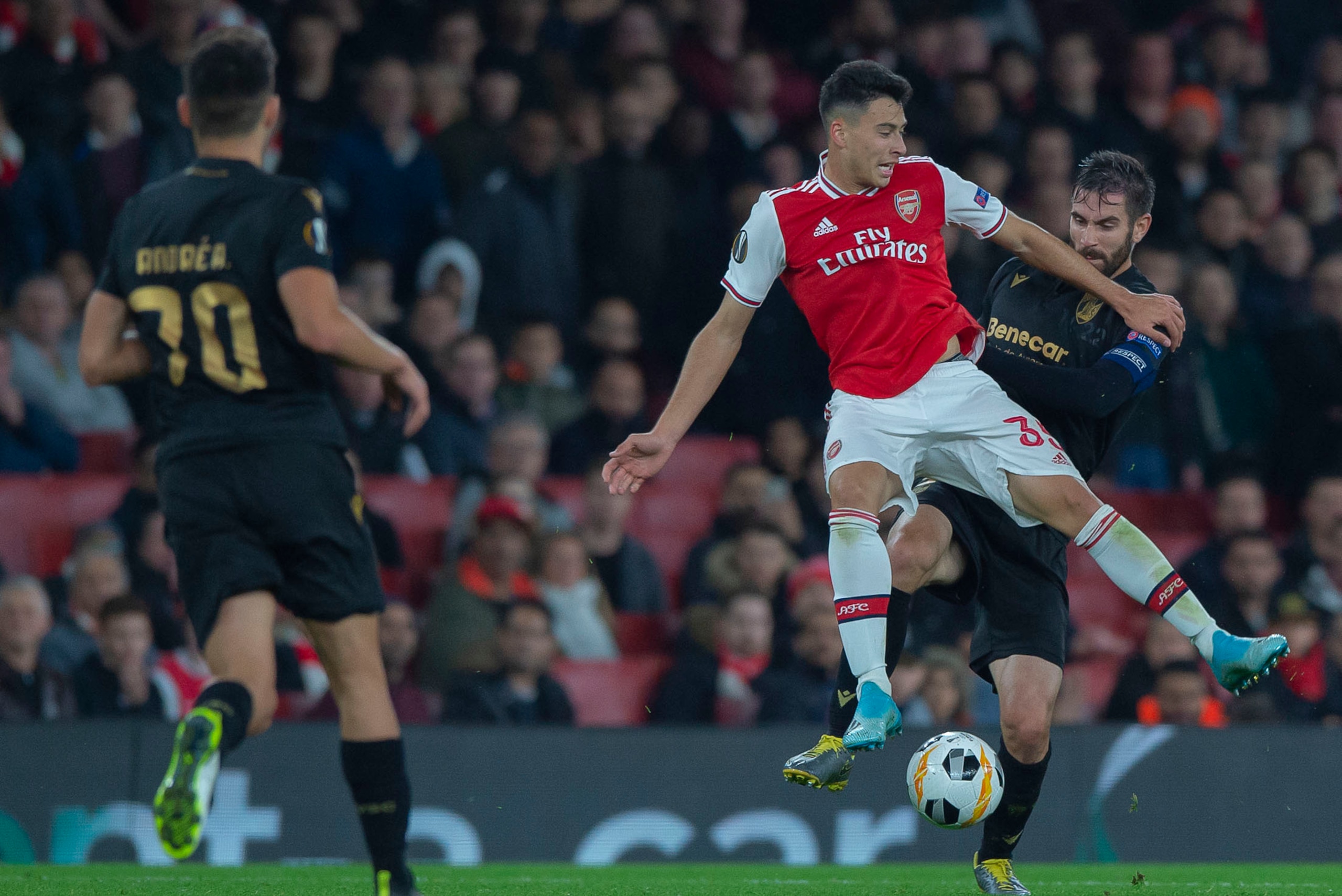 LONDON, ENGLAND - OCTOBER 24: Gabriel Martinelli of FC Arsenal and Frederico Venancio of Vitoria Guimaraes battle for the ball during the UEFA Europa League group F match between Arsenal FC and Vitoria Guimaraes at Emirates Stadium on October 24, 2019 in 