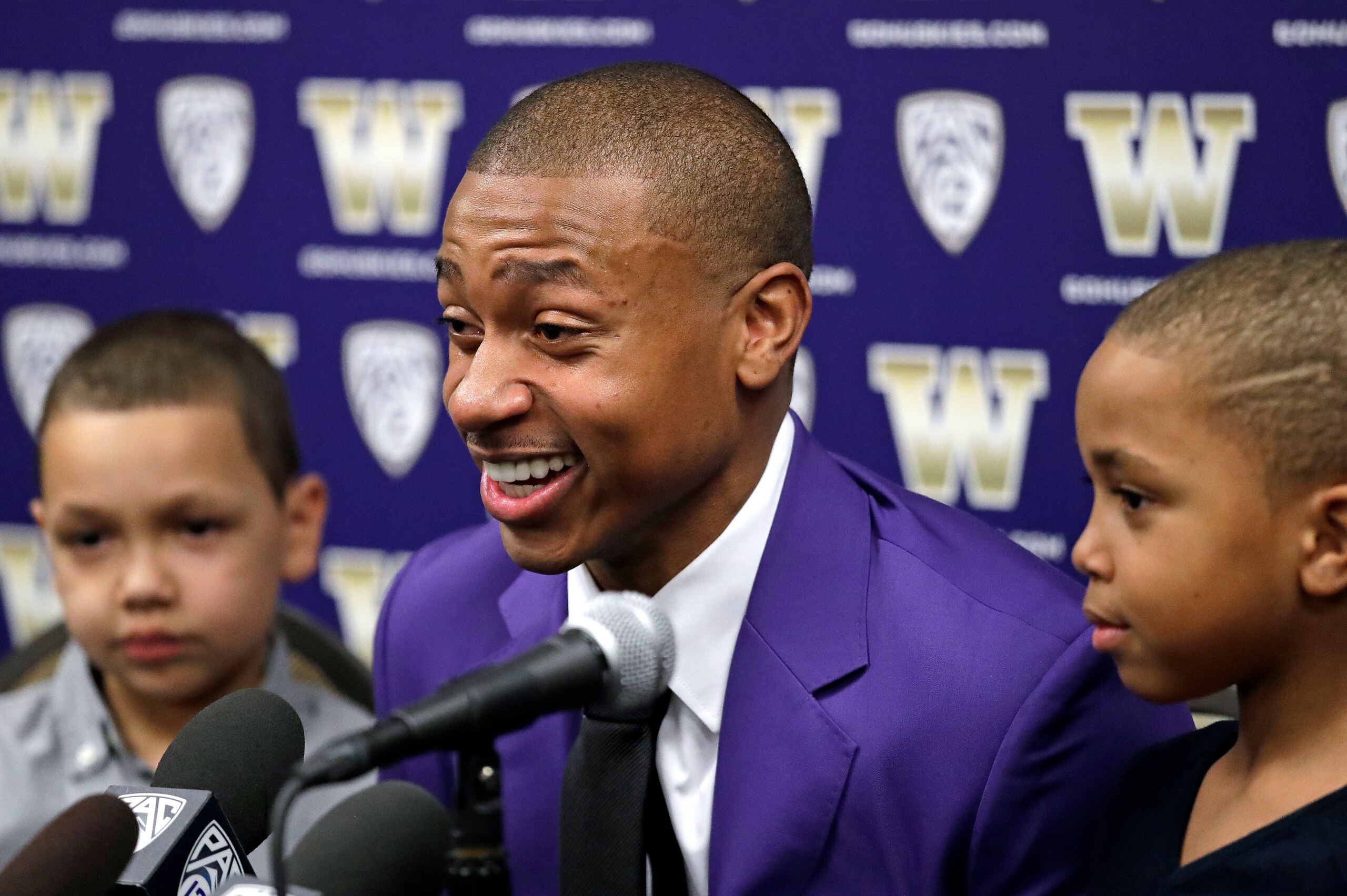 Thomas and his children at the retirement ceremony for his University of Washington jersey in 2018.