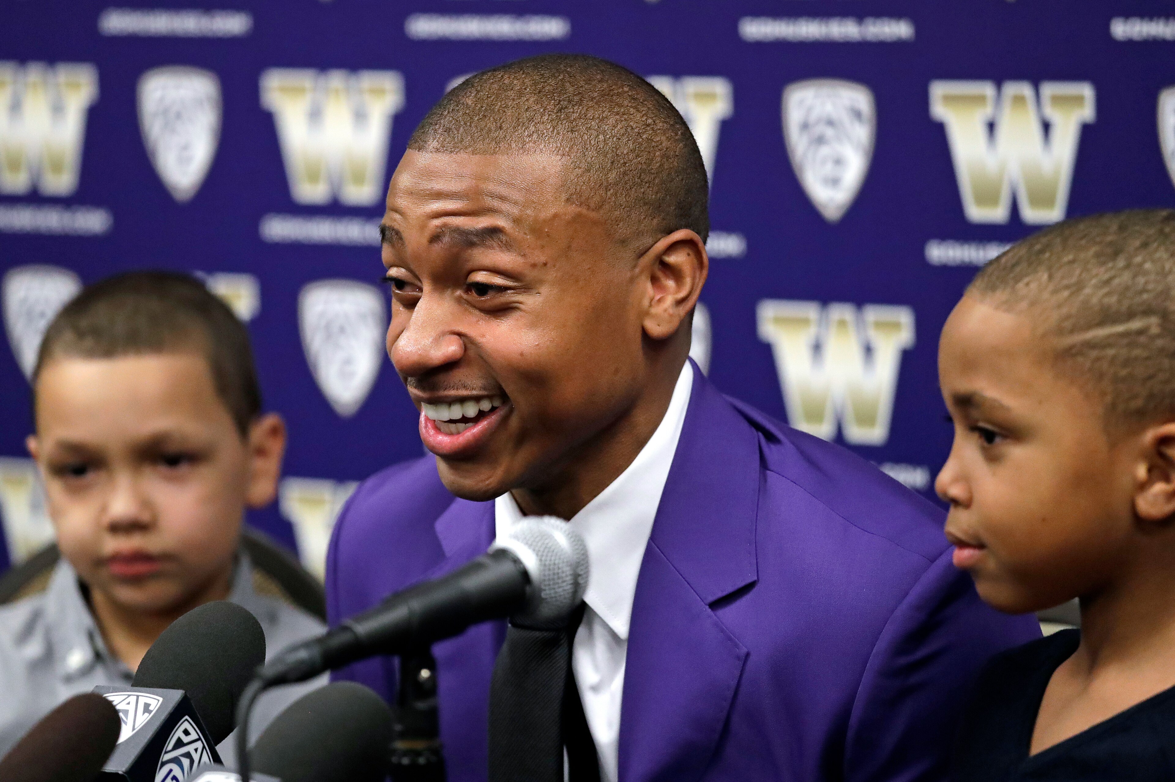 Thomas and his children at the retirement ceremony for his University of Washington jersey in 2018.