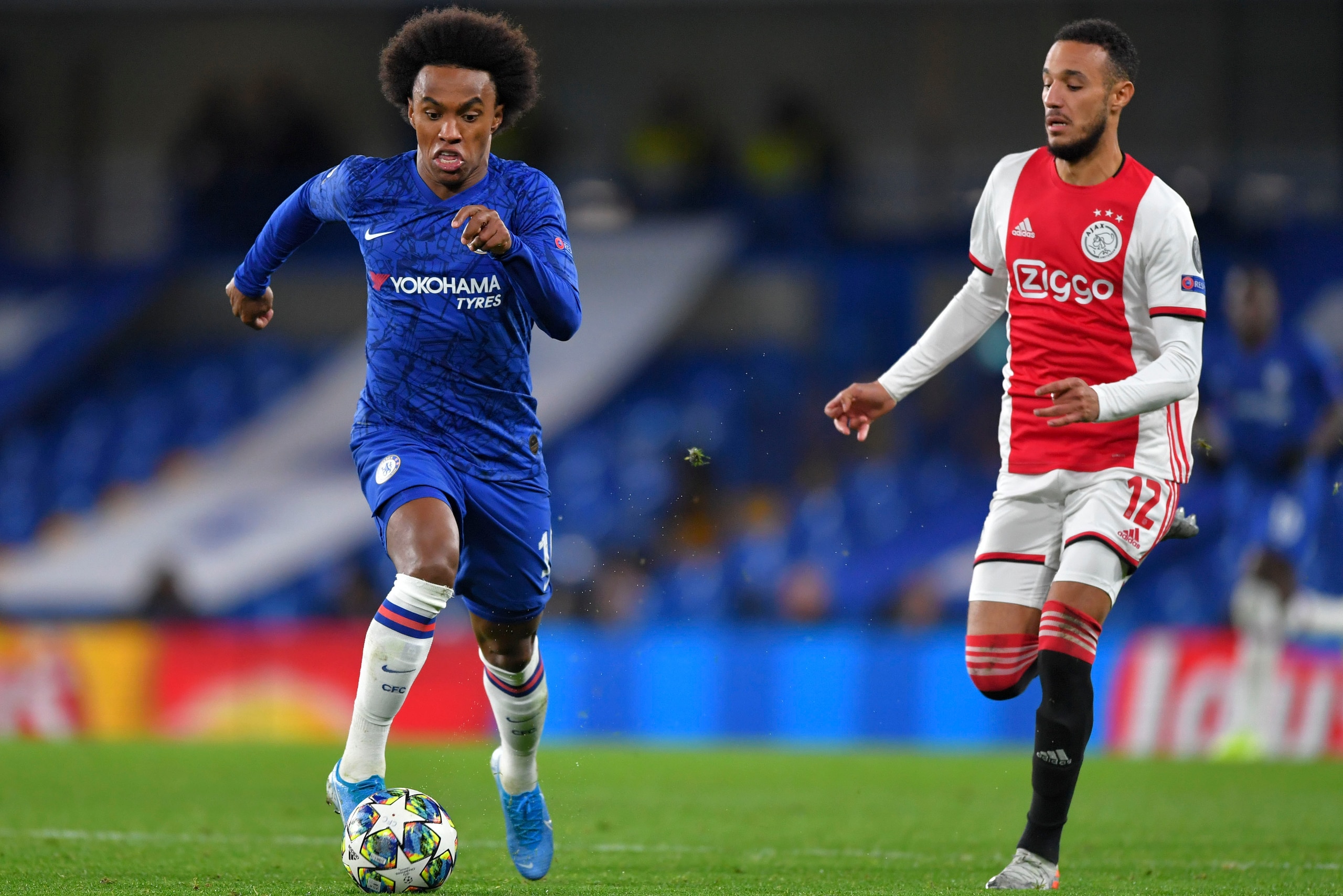 LONDON, ENGLAND - NOVEMBER 05: Willian of FC Chelsea and Noussair Mazraoui of Ajax Amsterdam battle for the ball during the UEFA Champions League group H match between Chelsea FC and AFC Ajax at Stamford Bridge on November 5, 2019 in London, United Kingdo