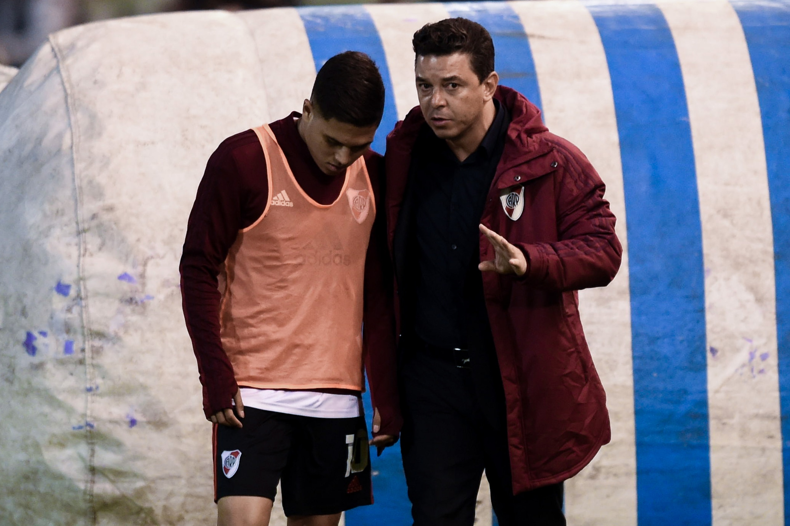 MAR DEL PLATA, ARGENTINA - NOVEMBER 02: Marcelo Gallardo coach and Juan Fernando Quintero of River Plate talk during a match between Aldosivi and River Plate as part of Superliga Argentina 2019/20 at Estadio Jose Maria Minella on November 02, 2019 in Mar 