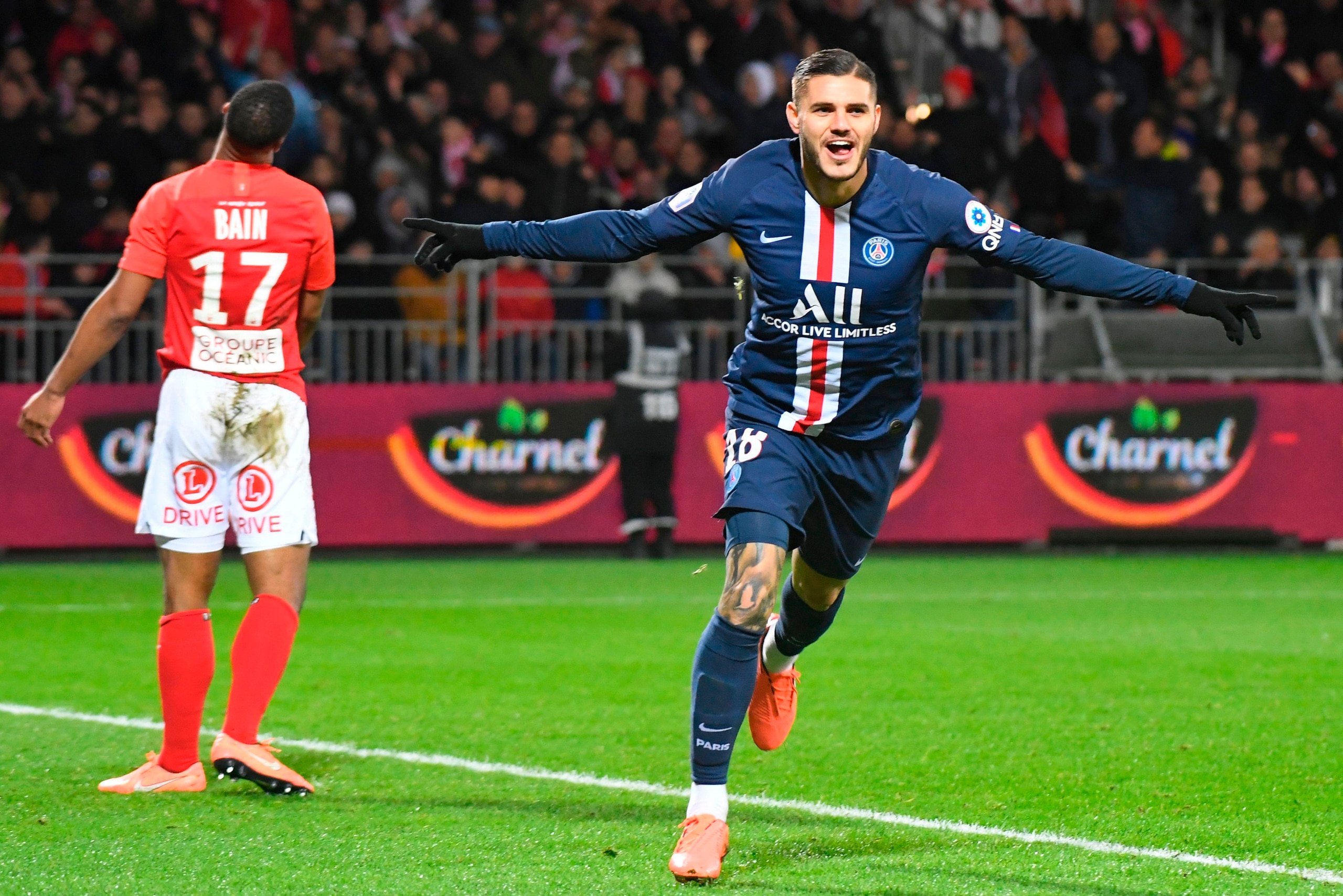 TOPSHOT - Paris Saint-Germain's Argentine forward Mauro Icardi (R) celebrates after scoring a goal during the French L1 football match between Stade Brestois 29 and Paris Saint-Germain in Brest, western France, on November 9, 2019. (Photo by Damien MEYER 