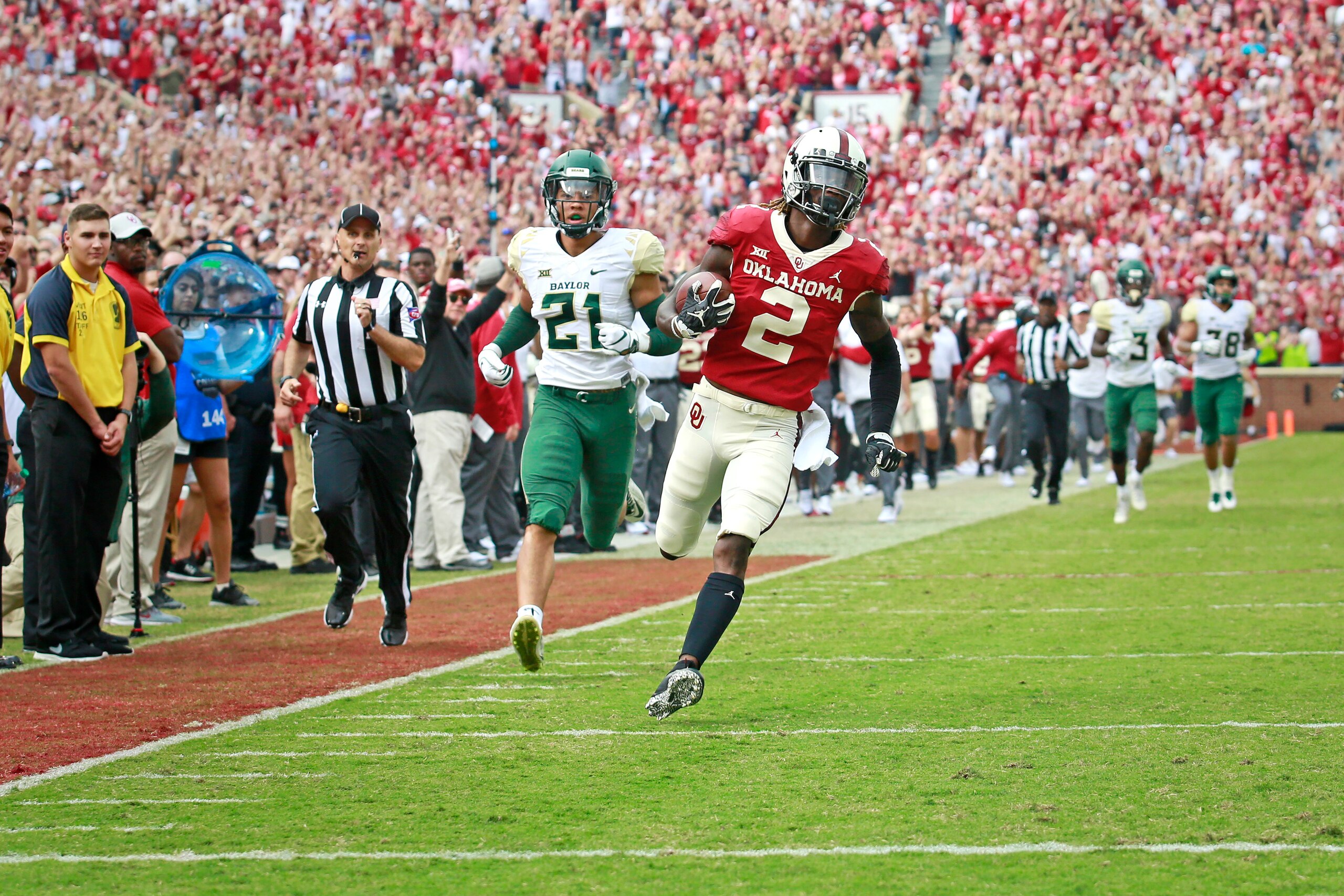 NORMAN, OK - SEPTEMBER 29: Wide receiver CeeDee Lamb #2 of the Oklahoma Sooners runs the sideline on the way to score against the Baylor Bears at Gaylord Family Oklahoma Memorial Stadium on September 29, 2018 in Norman, Oklahoma. Oklahoma defeated Baylor 