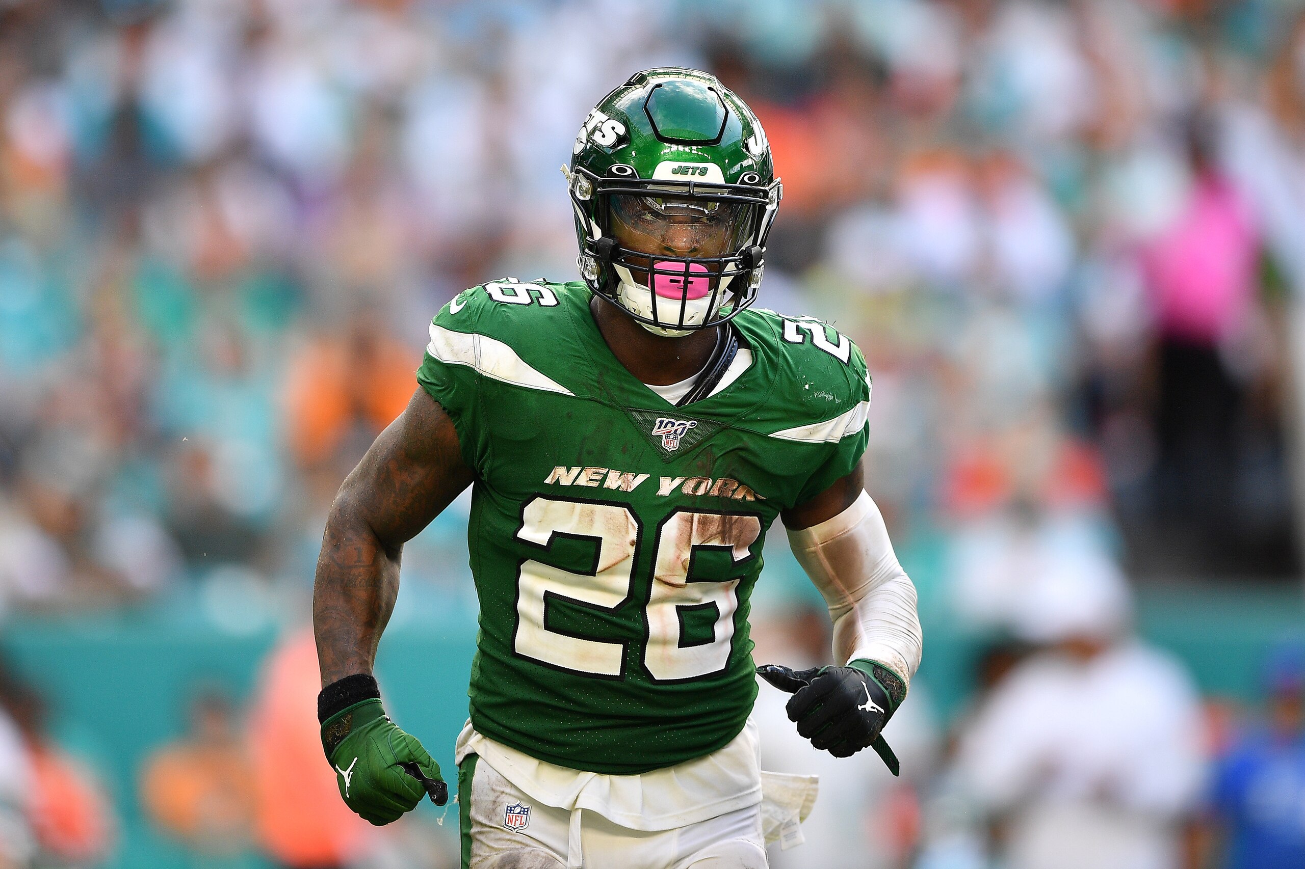 MIAMI, FLORIDA - NOVEMBER 03: Le'Veon Bell #26 of the New York Jets runs with the ball against the Miami Dolphins in the third quarter at Hard Rock Stadium on November 03, 2019 in Miami, Florida. (Photo by Mark Brown/Getty Images)