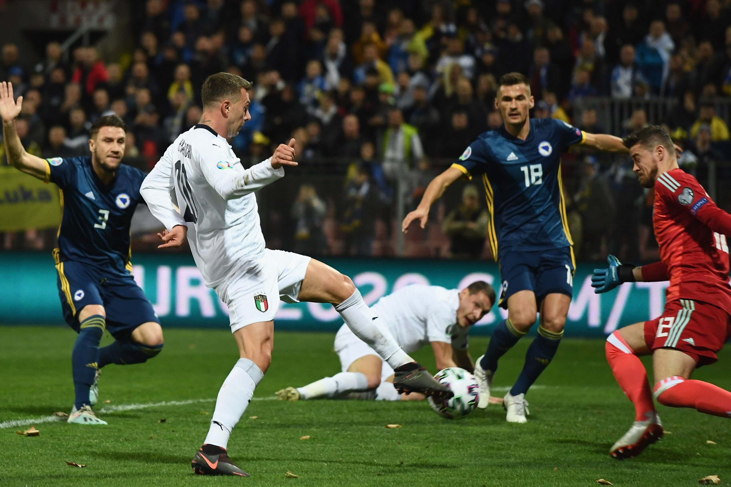 ZENICA, BOSNIA AND HERZEGOVINA - NOVEMBER 15:  Federico Bernardeschi of Italy in action during the UEFA Euro 2020 Qualifier between Bosnia and Herzegovina and Italy on November 15, 2019 in Zenica, Bosnia and Herzegovina.  (Photo by Claudio Villa/Getty Ima