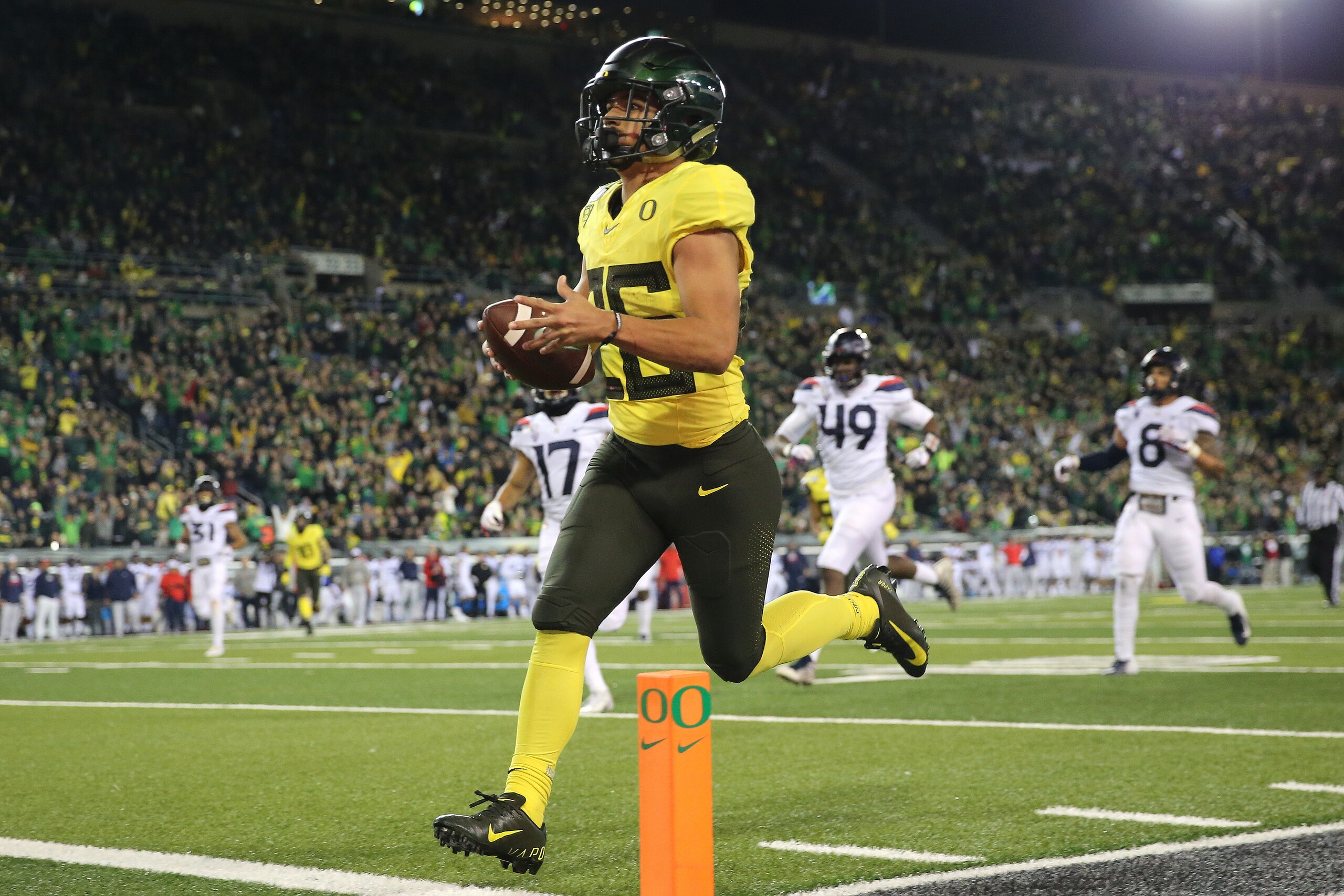 EUGENE, OREGON - NOVEMBER 16: Travis Dye #26 of the Oregon Ducks runs for a 33-yard touchdown against the Arizona Wildcats during their game at Autzen Stadium on November 16, 2019 in Eugene, Oregon. (Photo by Abbie Parr/Getty Images)