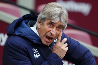 LONDON, ENGLAND - NOVEMBER 23: Manuel Pellegrini, Manager of West Ham United looks on prior to the Premier League match between West Ham United and Tottenham Hotspur at London Stadium on November 23, 2019 in London, United Kingdom. (Photo by Catherine Ivi