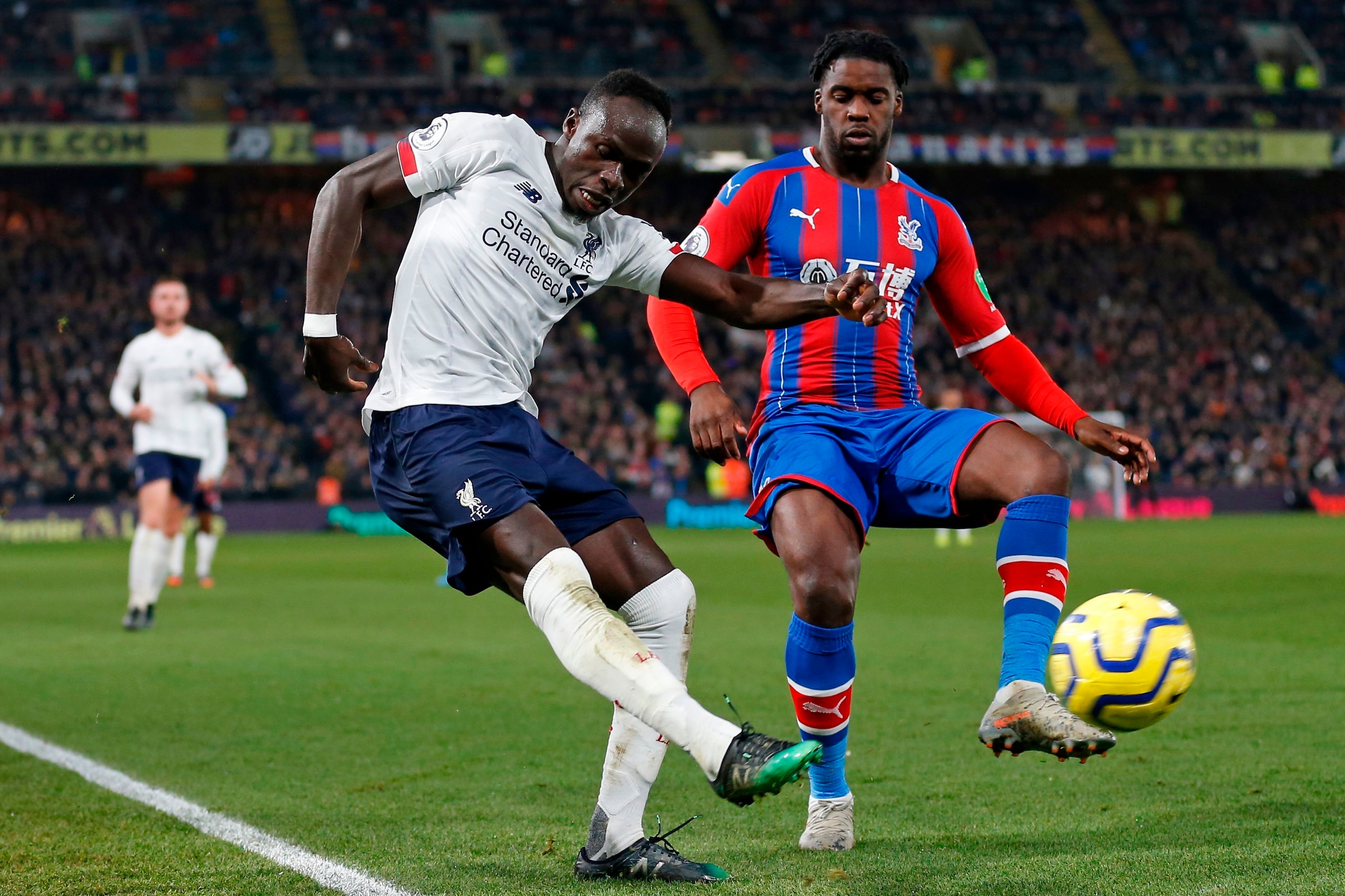Liverpool's Senegalese striker Sadio Mane (L) vies with Crystal Palace's German midfielder Jeffrey Schlupp (R) during the English Premier League football match between Crystal Palace and Liverpool at Selhurst Park in south London on November 23, 2019. (Ph