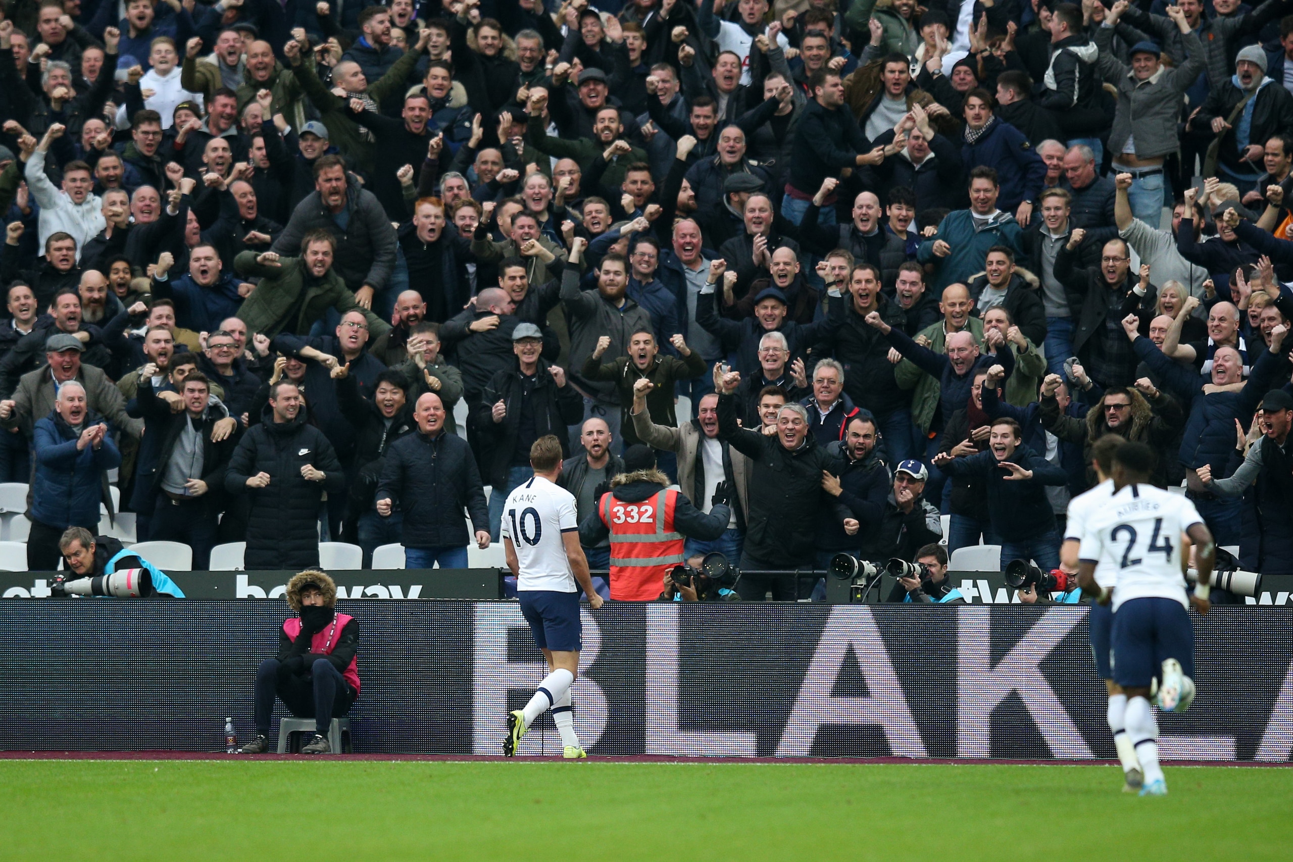 LONDON, ENGLAND - NOVEMBER 23: Harry Kane of Tottenham Hotspur celebrates scoring his side's third goal in front of the fans during the Premier League match between West Ham United and Tottenham Hotspur at London Stadium on November 23, 2019 in London, Un