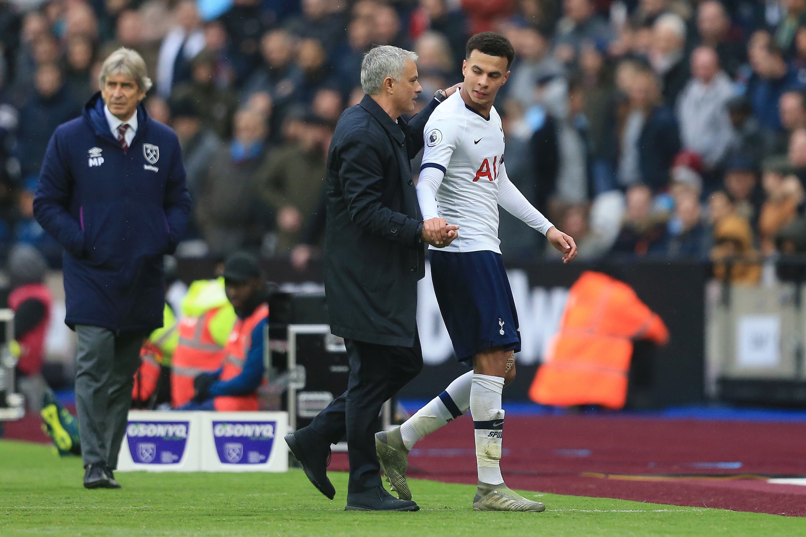 LONDON, ENGLAND - NOVEMBER 23: Jose Mourinho, Manager of Tottenham Hotspur embraces Dele Alli of Tottenham Hotspur during the Premier League match between West Ham United and Tottenham Hotspur at London Stadium on November 23, 2019 in London, United Kingd