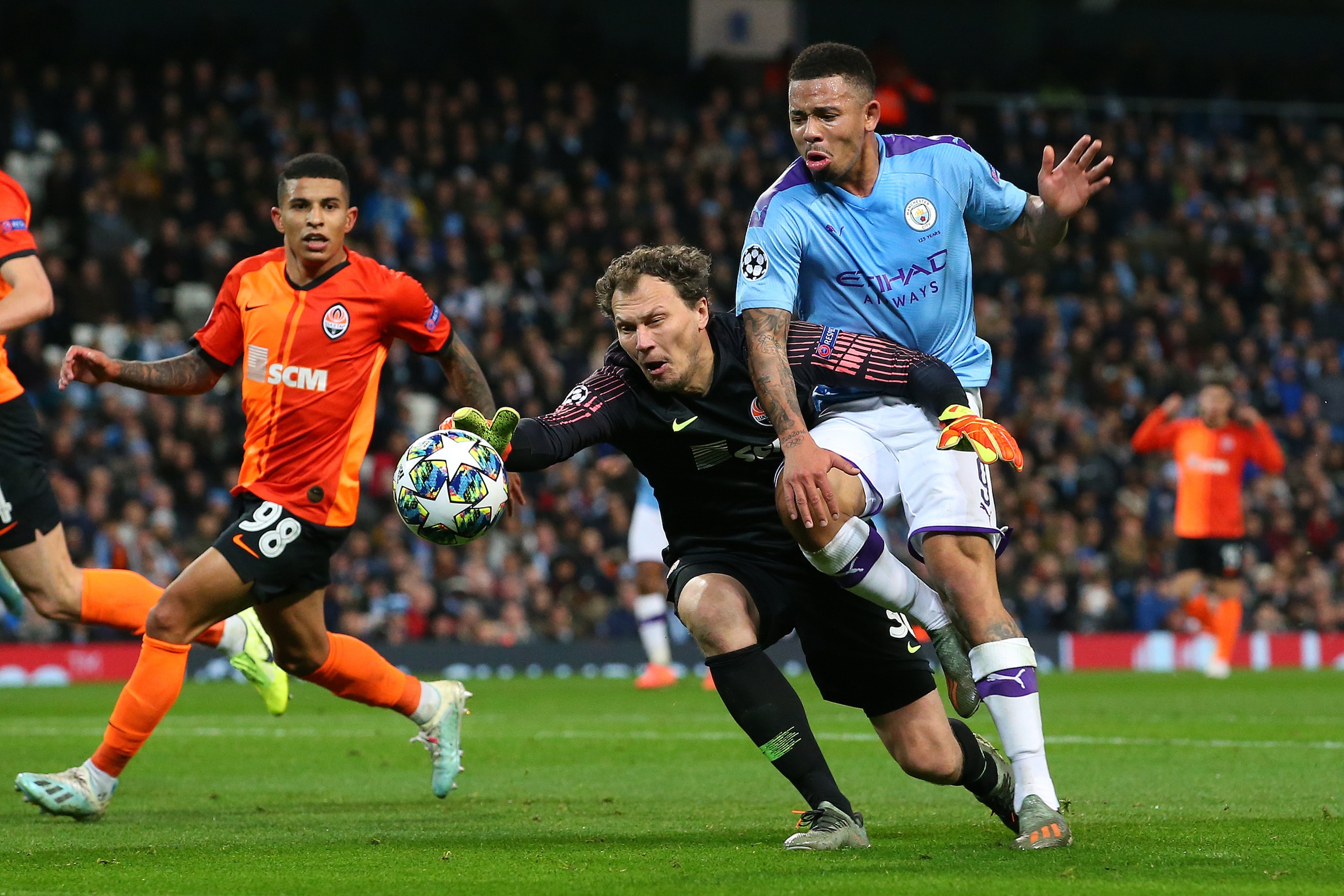 MANCHESTER, ENGLAND - NOVEMBER 26:  Gabriel Jesus of Manchester City is challenged by Andriy Pyatov of Shakhtar Donetsk during the UEFA Champions League group C match between Manchester City and Shakhtar Donetsk at Etihad Stadium on November 26, 2019 in M