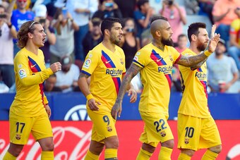 Barcelona's Argentinian Forward Lionel Messi (R) celebrates scoring the opening goal with Barcelona's French forward Antoine Griezmann (L), Barcelona's Uruguayan forward Luis Suarez (2L) and Barcelona's Chilean midfielder Arturo Vidal during the Spanish L