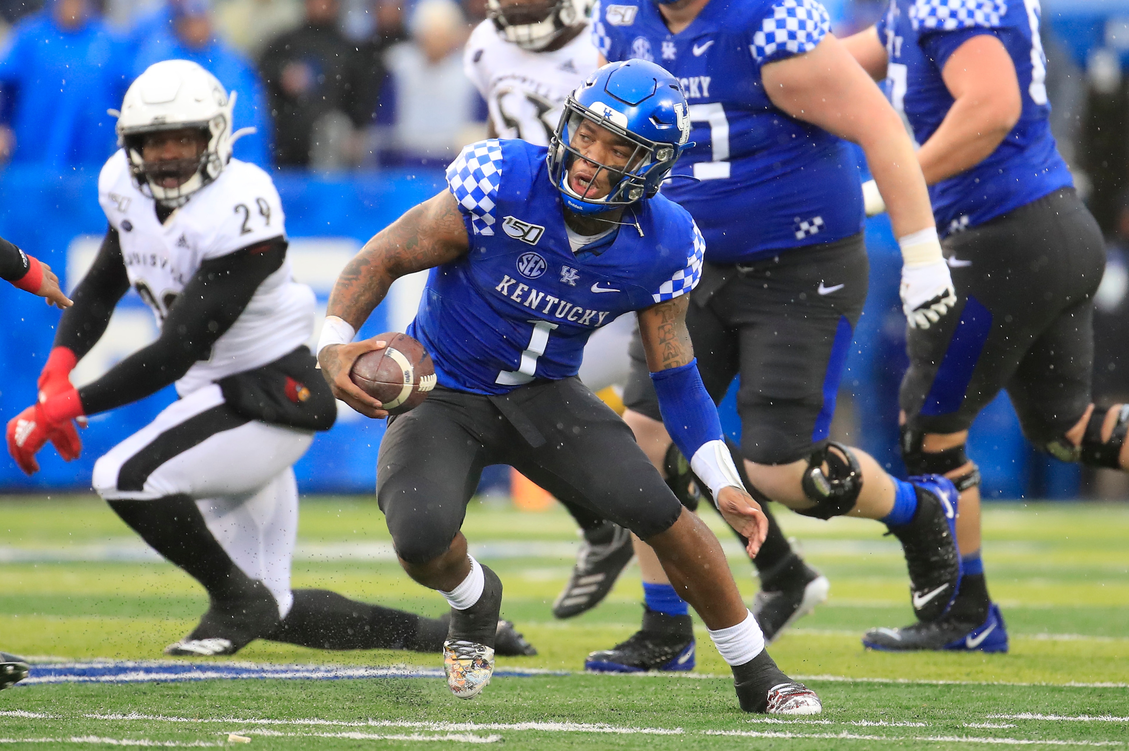 LEXINGTON, KENTUCKY - NOVEMBER 30:   Lynn Bowden Jr #1 of the Kentucky Wildcats runs with the ball against the Louisville Cardinals at Commonwealth Stadium on November 30, 2019 in Lexington, Kentucky. (Photo by Andy Lyons/Getty Images)