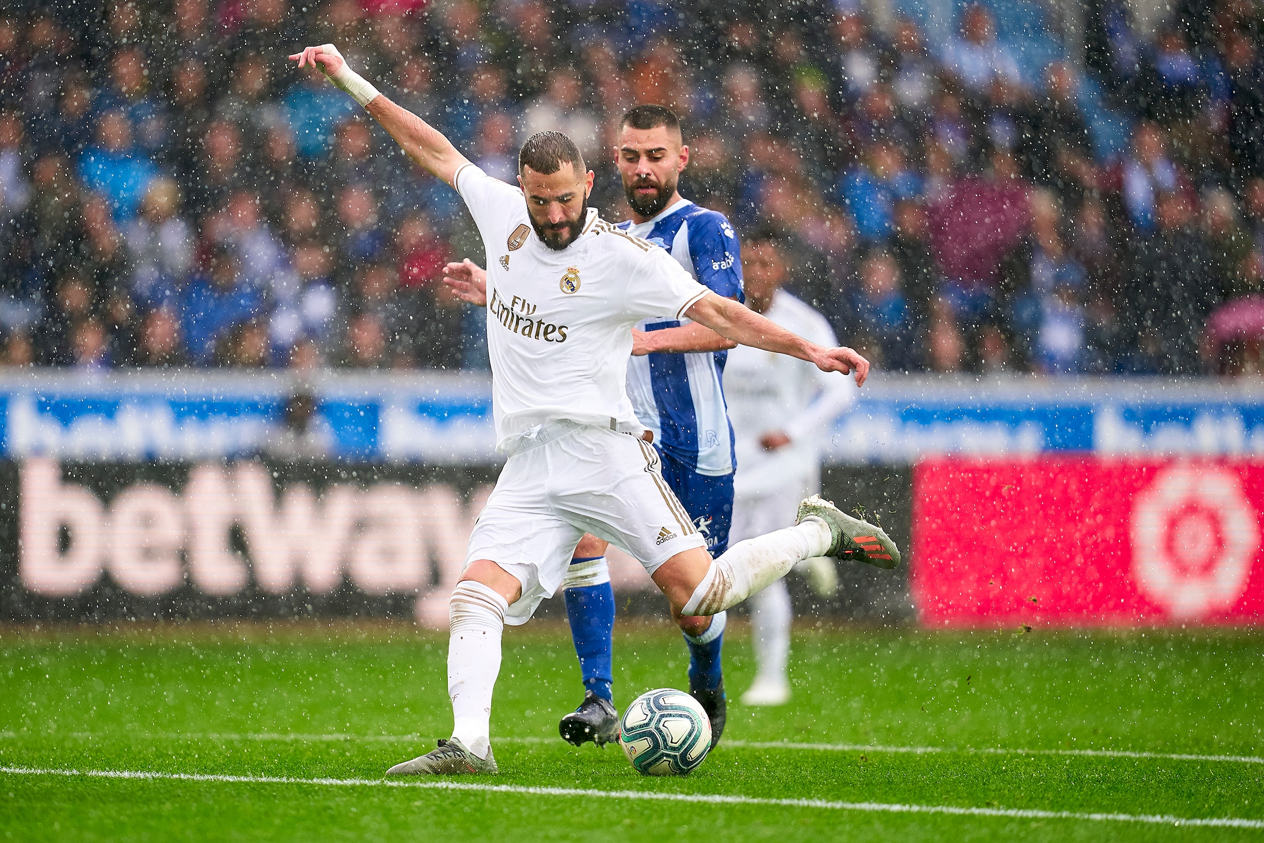 VITORIA-GASTEIZ, SPAIN - NOVEMBER 30: Karim Benzema of Real Madrid CF shoots on goal during the Liga match between Deportivo Alaves and Real Madrid CF at Estadio de Mendizorroza on November 30, 2019 in Vitoria-Gasteiz, Spain. (Photo by Quality Sport Image