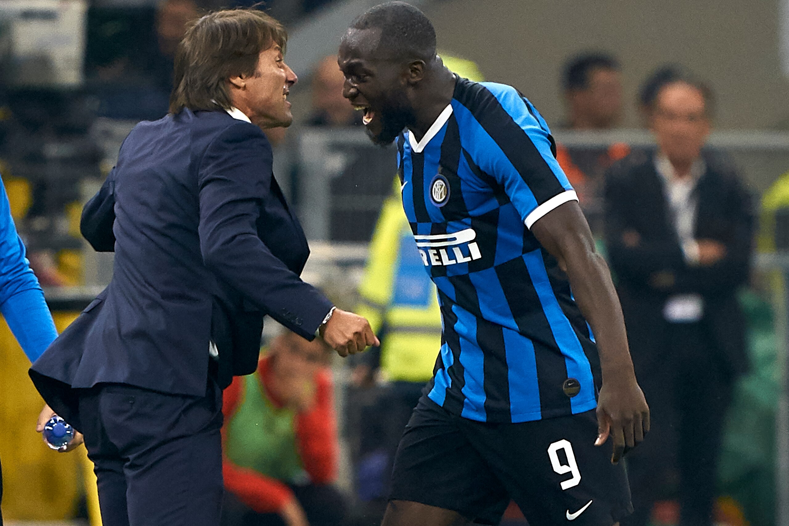 MILAN, ITALY - SEPTEMBER 21: Romelu Lukaku of Internazionale celebrates after scoring his team's second goal with his manager Antonio Conte during the Serie A match between AC Milan and FC Internazionale at Stadio Giuseppe Meazza on September 21, 2019 in MILAN, ITALY - SEPTEMBER 21: Romelu Lukaku of Internazionale celebrates after scoring his team's second goal with his manager Antonio Conte during the Serie A match between AC Milan and FC Internazionale at Stadio Giuseppe Meazza on September 21, 2019 in