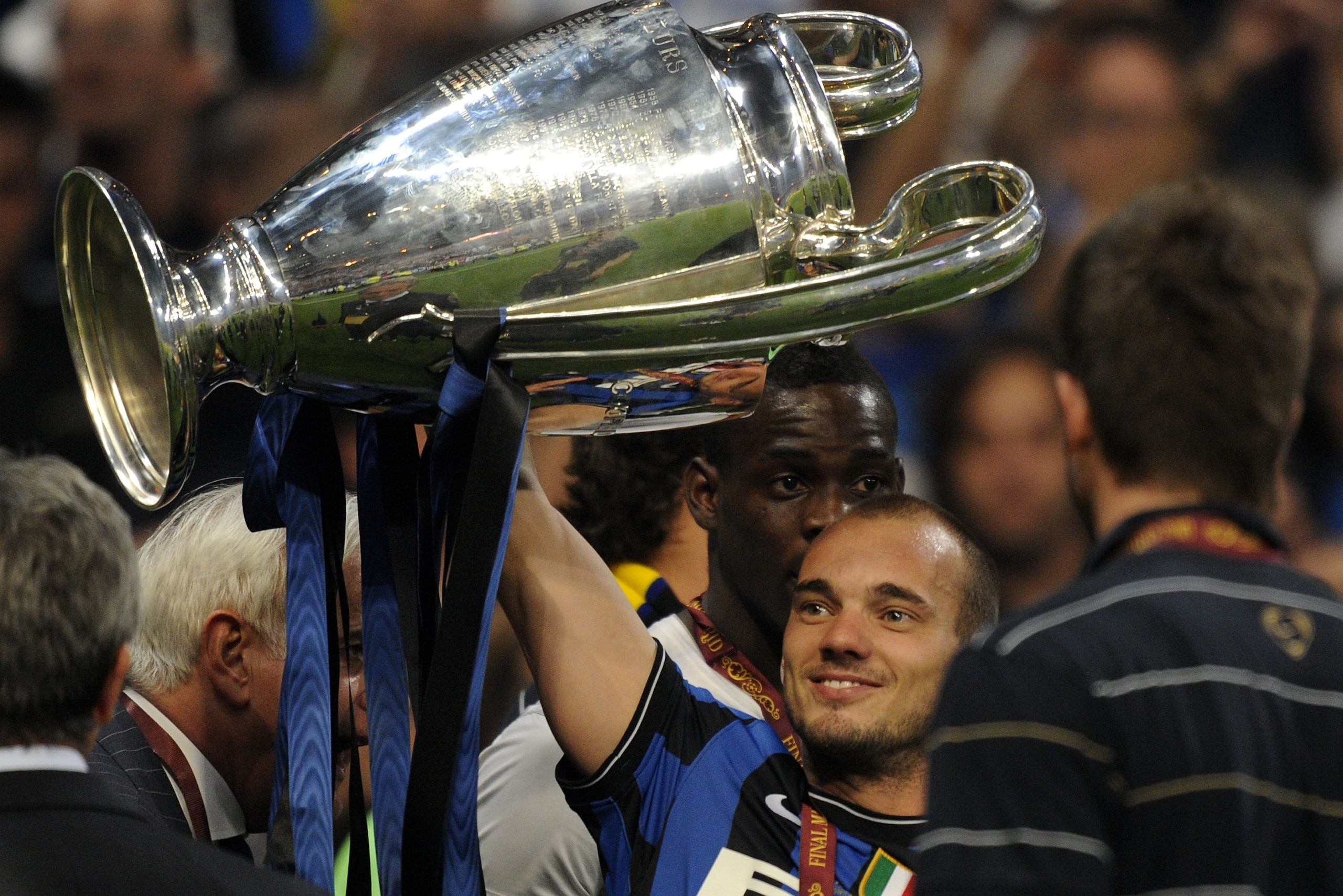 Inter Milan's Dutch midfielder Wesley Sneijder celebrates with the trophy after winning the UEFA Champions League final football match Inter Milan against Bayern Munich at the Santiago Bernabeu stadium in Madrid on May 22, 2010. Inter Milan won the Champi