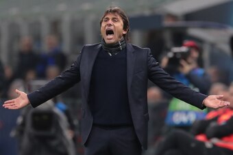 MILAN, ITALY - DECEMBER 10:  FC Internazionale coach Antonio Conte gestures during the UEFA Champions League group F match between FC Internazionale and FC Barcelona at Giuseppe Meazza Stadium on December 10, 2019 in Milan, Italy.  (Photo by Emilio Andreo