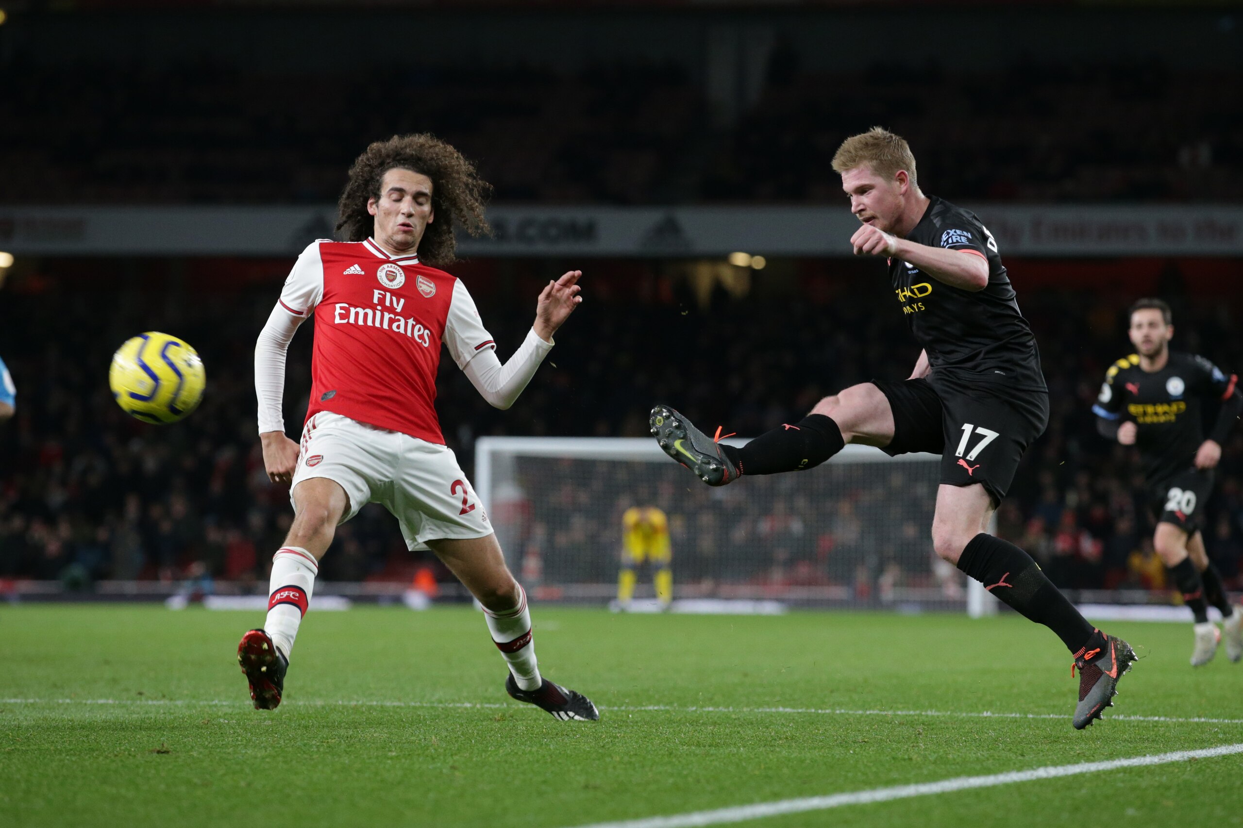 LONDON, ENGLAND - DECEMBER 15: Matteo Guendouzi of Arsenal and Kevin De Bruyne of Manchester City during the Premier League match between Arsenal FC and Manchester City at Emirates Stadium on December 15, 2019 in London, United Kingdom. (Photo by Robin Jo
