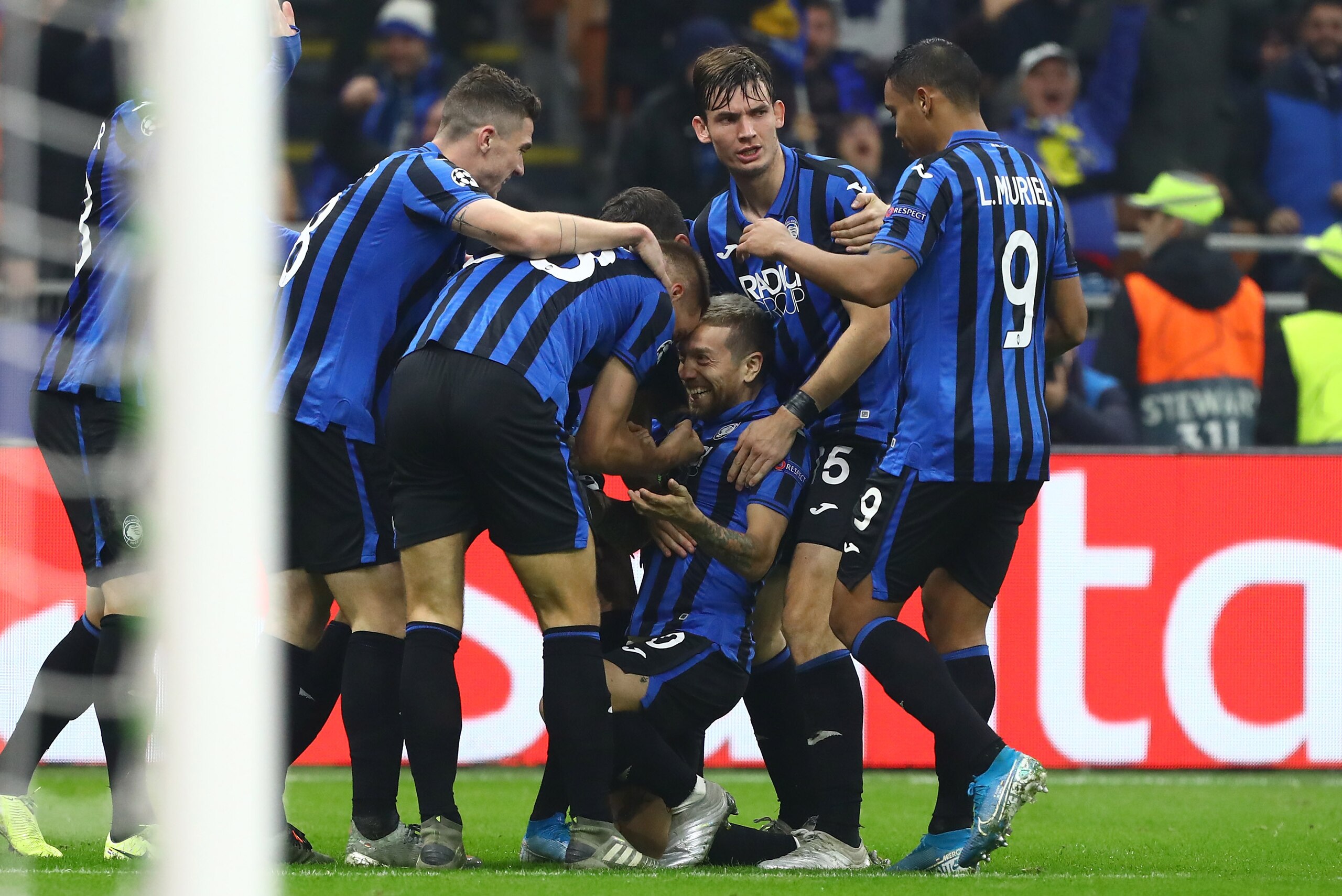 MILAN, ITALY - NOVEMBER 26: Alejandro Dario Gomez (C) of Atalanta BC celebrates his goal with his team-mats during the UEFA Champions League group C match between Atalanta and Dinamo Zagreb at Stadio Giuseppe Meazza on November 26, 2019 in Milan, Italy. ( MILAN, ITALY - NOVEMBER 26: Alejandro Dario Gomez (C) of Atalanta BC celebrates his goal with his team-mats during the UEFA Champions League group C match between Atalanta and Dinamo Zagreb at Stadio Giuseppe Meazza on November 26, 2019 in Milan, Italy. (