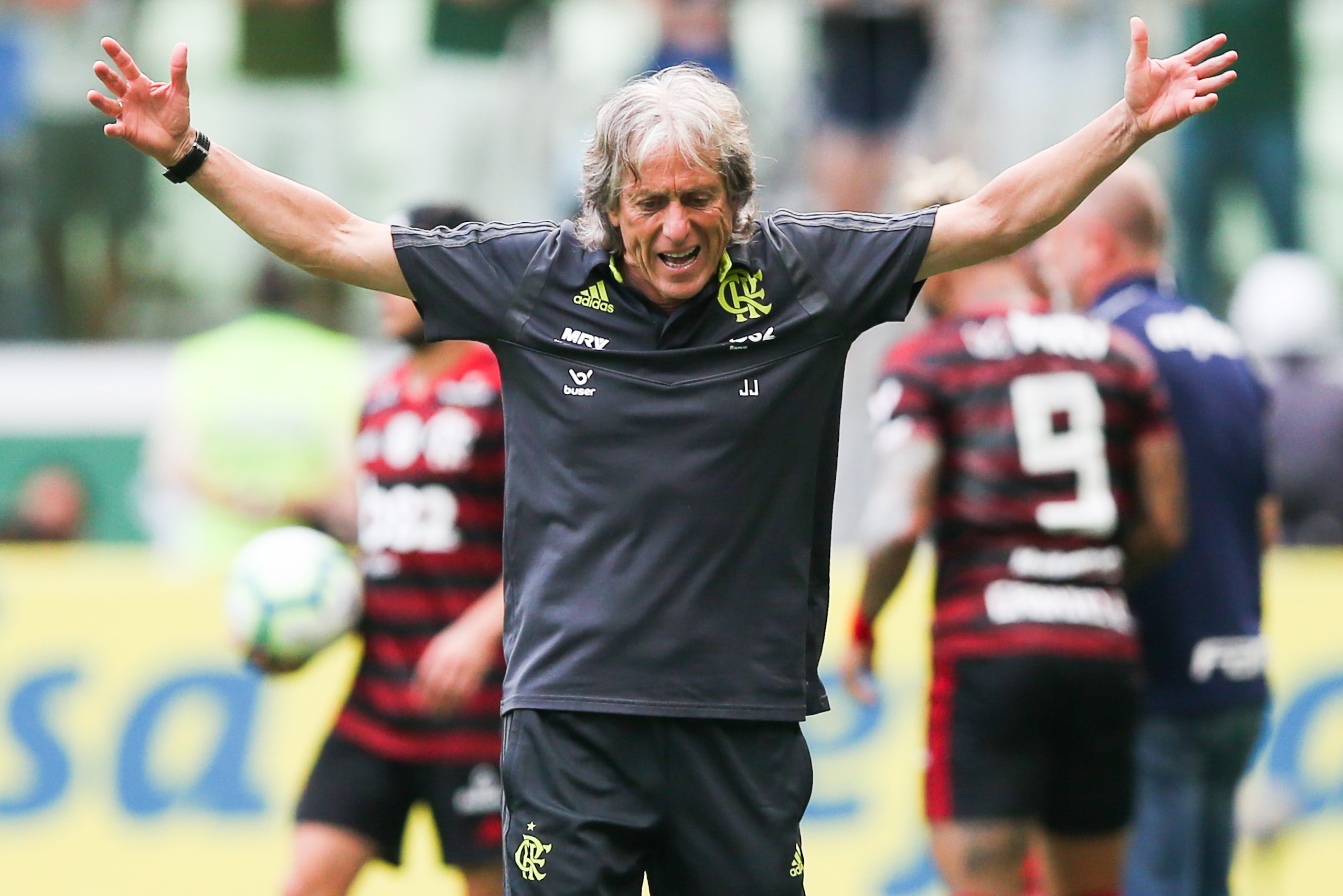 SAO PAULO, BRAZIL - DECEMBER 01: Jorge Jesus, headcoach of Flamengo gestures during the match against Palmeiras for the Brasileirao Series A 2019 at Allianz Parque on December 01, 2019 in Sao Paulo, Brazil. (Photo by Alexandre Schneider/Getty Images)