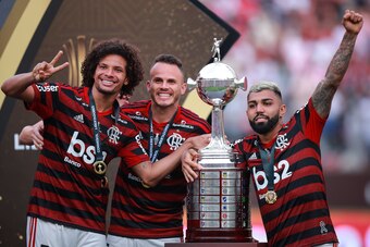 LIMA, PERU - NOVEMBER 23: Willian Arao #5, Rene #6, Gabriel Barbosa #9 of Flamengo celebrates with the CONMEBOL trophy after winning the final match of Copa CONMEBOL Libertadores 2019 between Flamengo and River Plate at Estadio Monumental on November 23, 