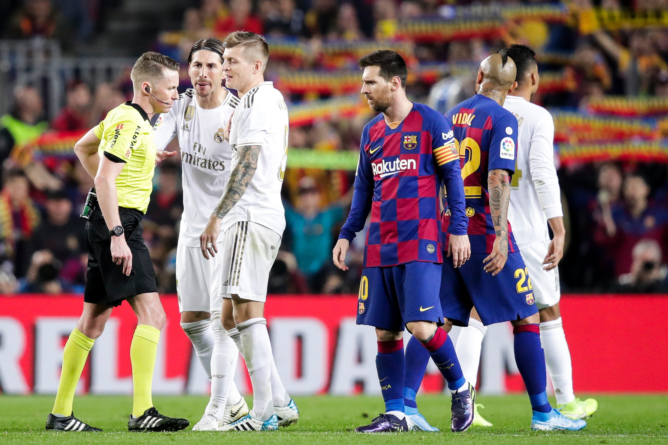 BARCELONA, SPAIN - DECEMBER 18: (L-R) referee Hernandez Hernandez, Sergio Ramos of Real Madrid, Toni Kroos of Real Madrid, Arturo Vidal of FC Barcelona, Lionel Messi of FC Barcelona during the La Liga Santander  match between FC Barcelona v Real Madrid at