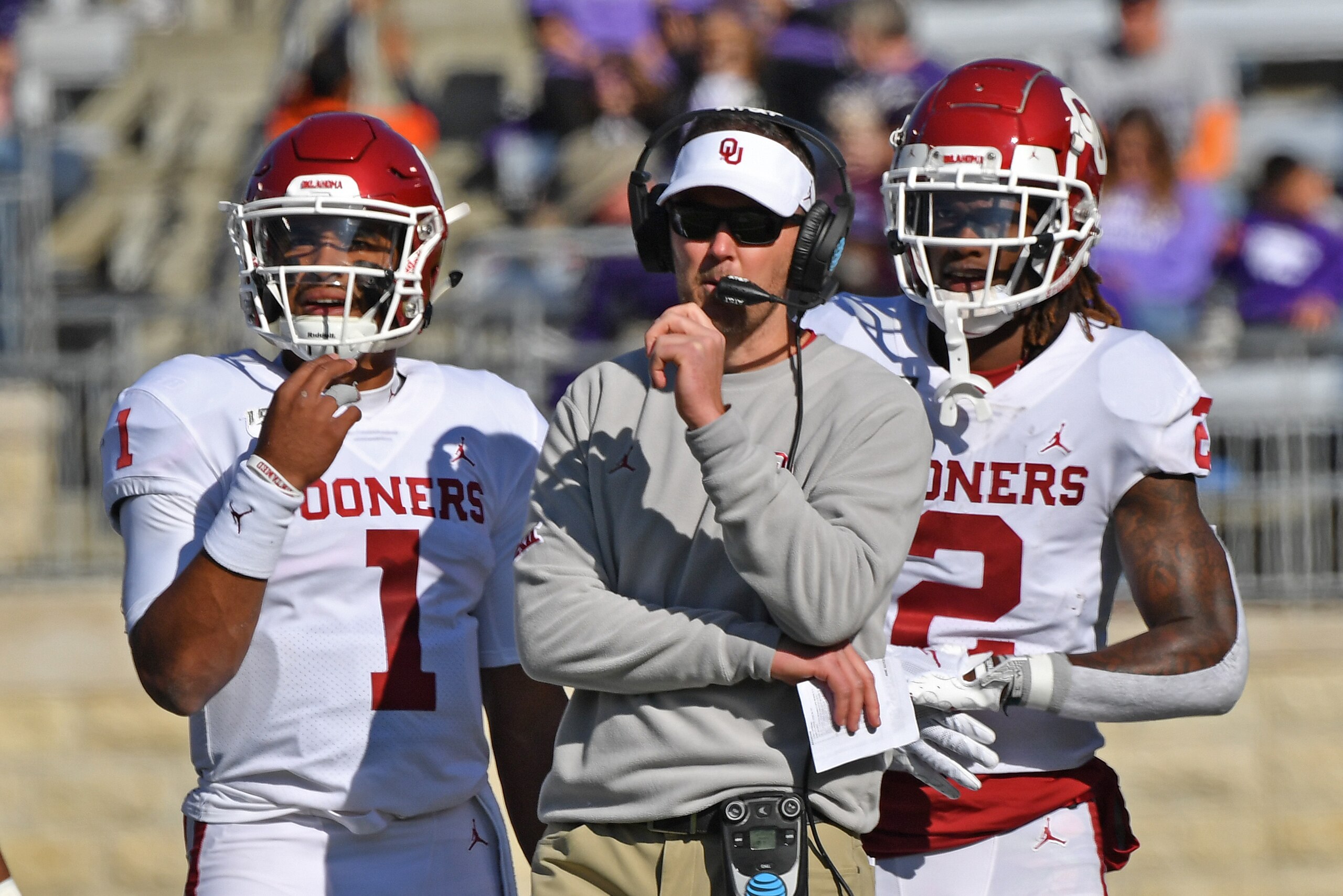 MANHATTAN, KS - OCTOBER 26:  Head coach Lincoln Riley of the Oklahoma Sooners looks on with players quarterback Jalen Hurts #1 and wide receiver CeeDee Lamb #2, duirng a time out in the first half against the Kansas State Wildcats at Bill Snyder Family Fo