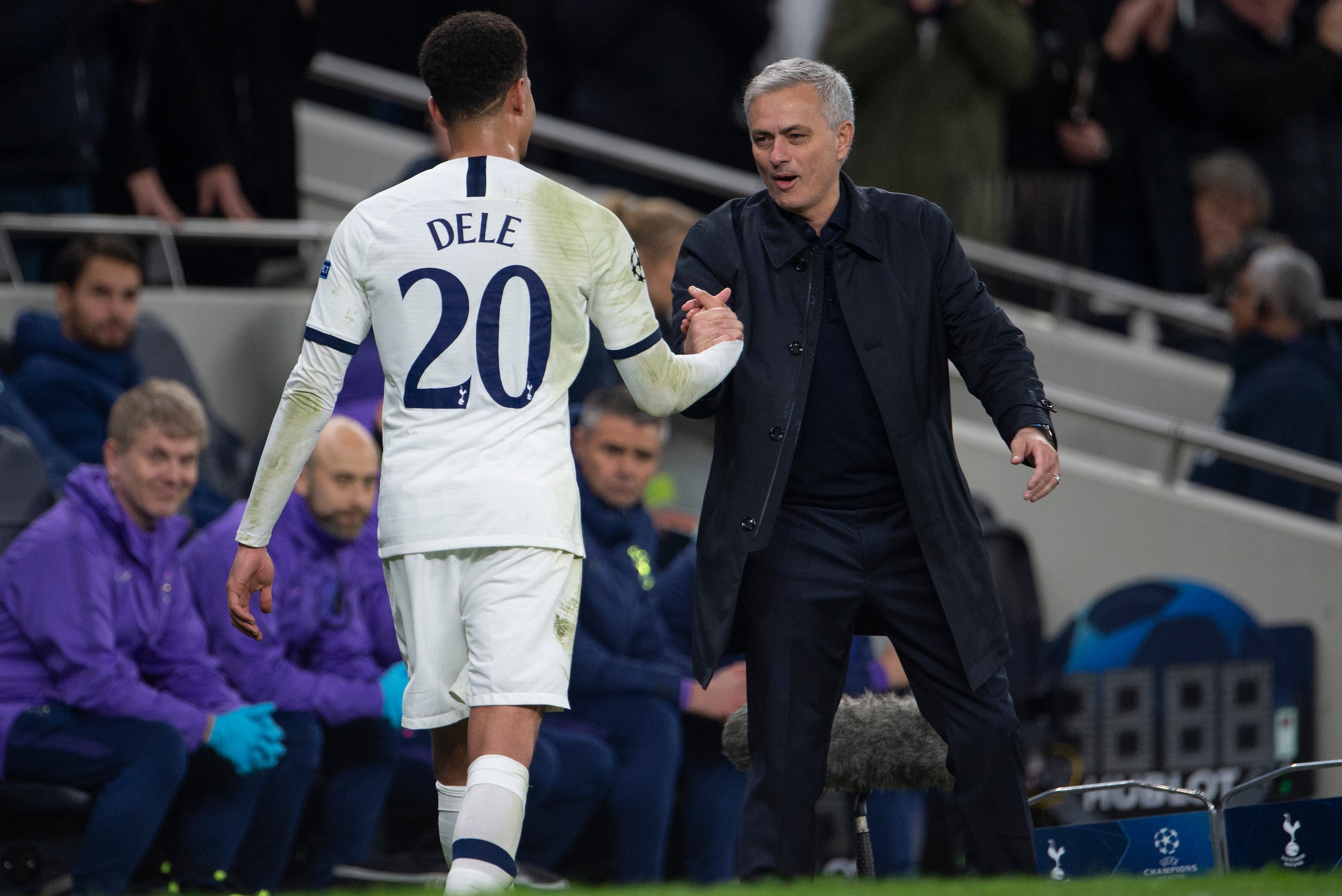 LONDON, ENGLAND - NOVEMBER 26:  Dele Alli of Tottenham Hotspur shakes hands with Manager Jose Mourinho during the UEFA Champions League group B match between Tottenham Hotspur and Olympiacos FC at Tottenham Hotspur Stadium on November 26, 2019 in London, 