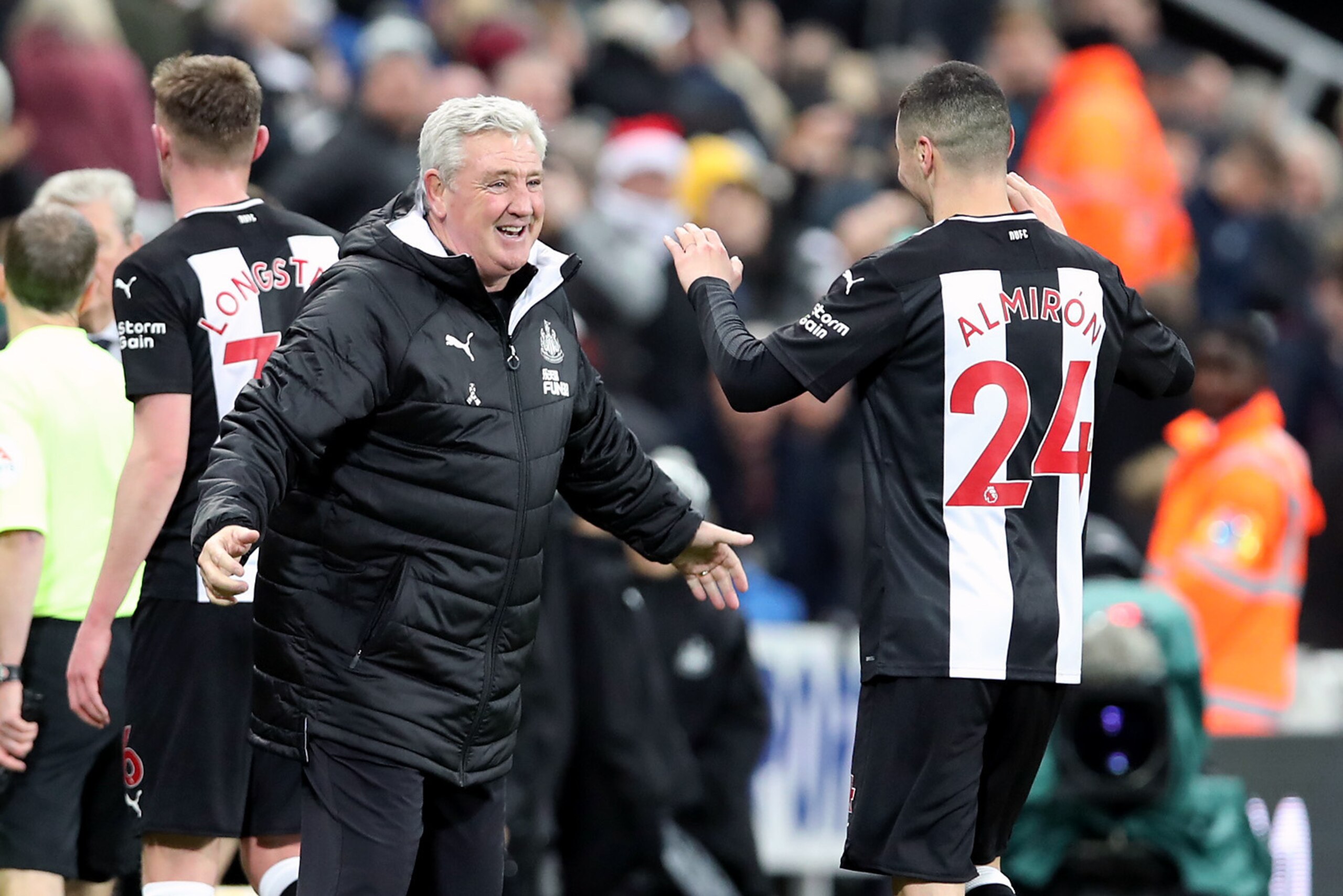 NEWCASTLE UPON TYNE, ENGLAND - DECEMBER 21: Steve Bruce, Manager of Newcastle United celebrates with Miguel Almiron of Newcastle United during the Premier League match between Newcastle United and Crystal Palace at St. James Park on December 21, 2019 in N