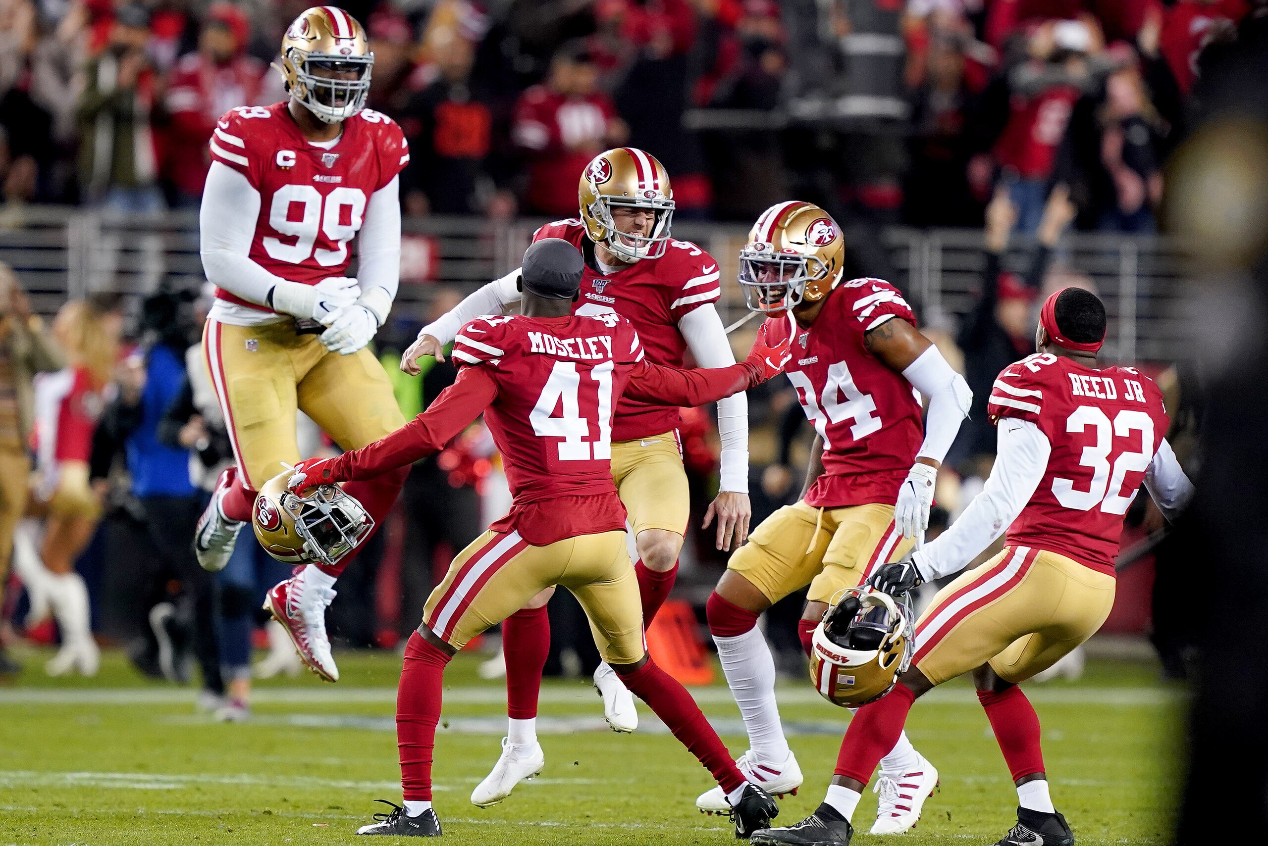SANTA CLARA, CALIFORNIA - DECEMBER 21: Kicker Robbie Gould #9 of the San Francisco 49ers and teammates celebrate his 33-yard field goal in the fourth quarter to win 34-31 over the Los Angeles Rams at Levi's Stadium on December 21, 2019 in Santa Clara, Cal