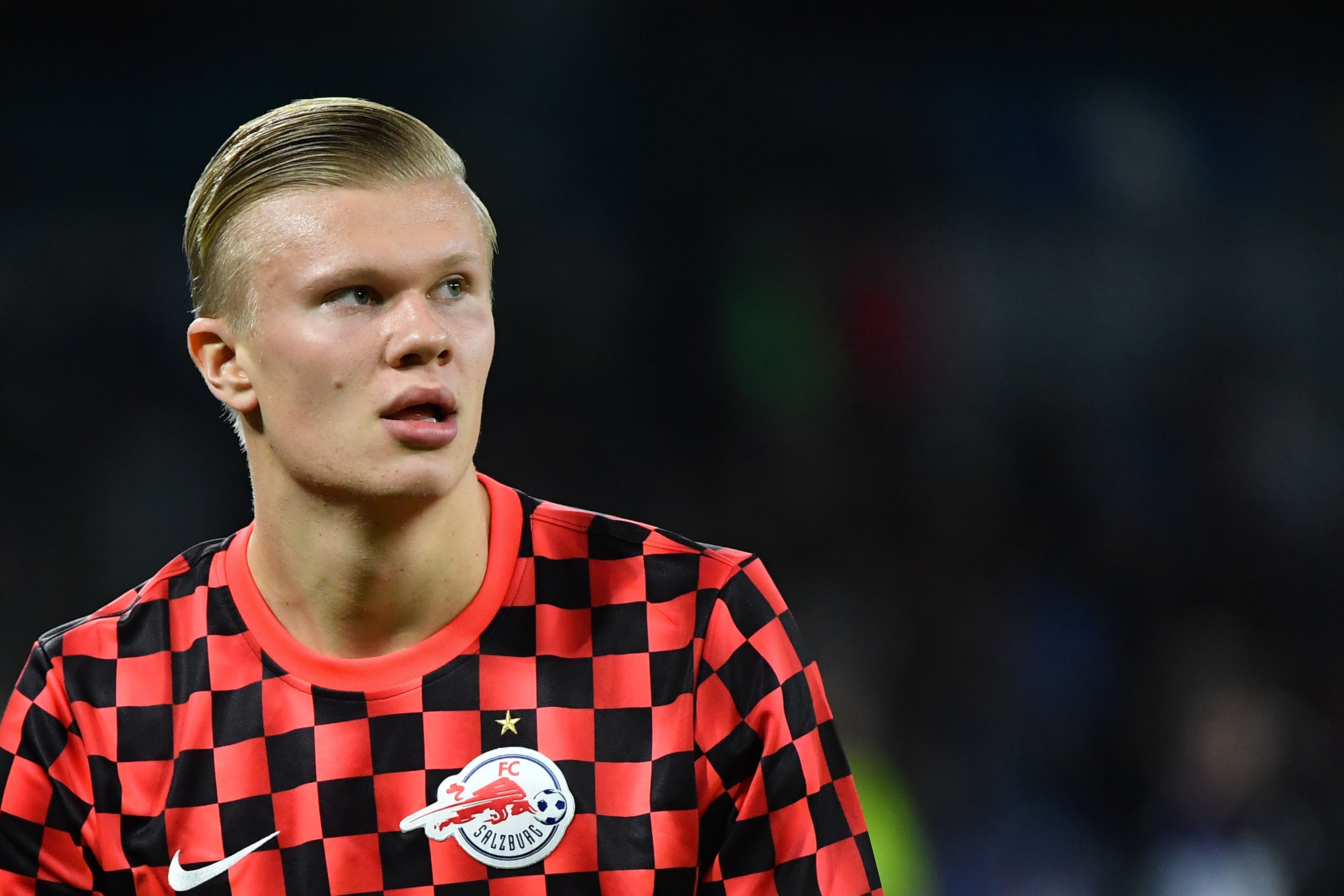 Salzburg's Norwegian forward Erling Braut Haland warms up prior to the UEFA Champions League Group E football match Napoli vs Salzburg on November 5, 2019 at the San Paolo stadium in Naples. (Photo by Alberto PIZZOLI / AFP) (Photo by ALBERTO PIZZOLI/AFP v