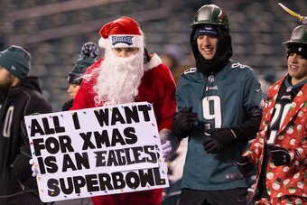 PHILADELPHIA, PA - DECEMBER 25: A Philadelphia Eagles fan dressed as Santa holds a sign prior to the game against the Oakland Raiders at Lincoln Financial Field on December 25, 2017 in Philadelphia, Pennsylvania. (Photo by Mitchell Leff/Getty Images)