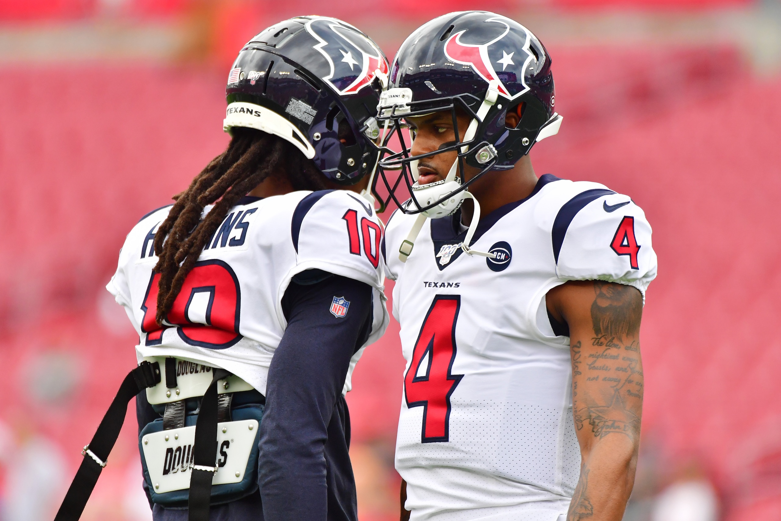 TAMPA, FLORIDA - DECEMBER 21: DeAndre Hopkins #10 and Deshaun Watson #4 of the Houston Texans warm up before a game against the Tampa Bay Buccaneers at Raymond James Stadium on December 21, 2019 in Tampa, Florida. (Photo by Julio Aguilar/Getty Images)