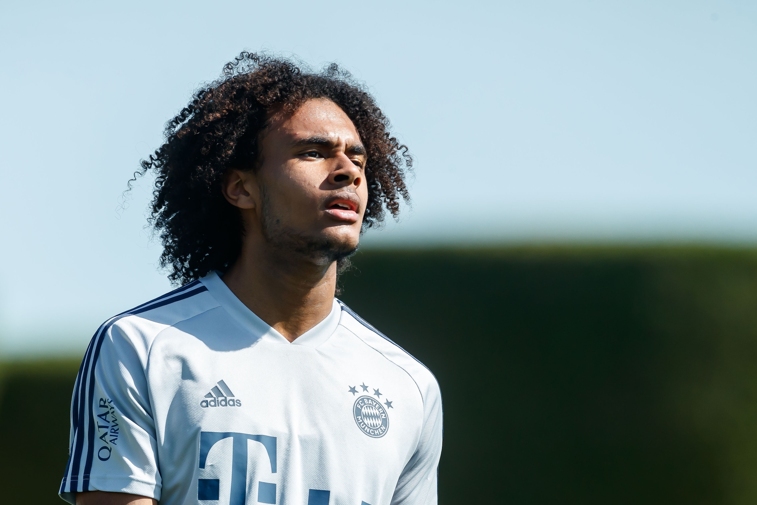 DOHA, QATAR - JANUARY 08: (BILD ZEITUNG OUT) Joshua Zirkzee of FC Bayern Muenchen looks on during day five of the FC Bayern Muenchen winter training camp on January 8, 2020 in Doha, Qatar.(Photo by TF-Images/Getty Images)