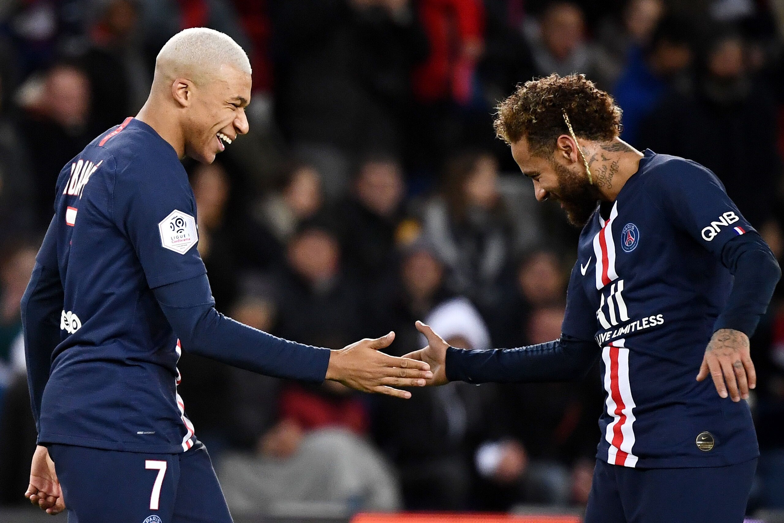 TOPSHOT - Paris Saint-Germain's French forward Kylian Mbappe (L) is congratuled by Paris Saint-Germain's Brazilian forward Neymar after scoring a goal during the French L1 football match between Paris Saint-Germain (PSG) and Amiens at the Parc des Princes TOPSHOT - Paris Saint-Germain's French forward Kylian Mbappe (L) is congratuled by Paris Saint-Germain's Brazilian forward Neymar after scoring a goal during the French L1 football match between Paris Saint-Germain (PSG) and Amiens at the Parc des Princes