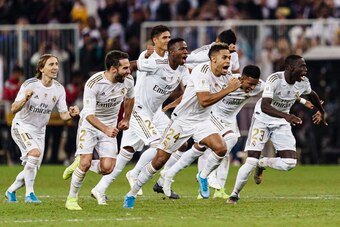 JEDDAH, SAUDI ARABIA - JANUARY 12: Real Madrid squad celebrates after winning Atletico de Madrid during the Supercopa de Espana Final match between Real Madrid and Club Atletico de Madrid at King Abdullah Sports City on January 12, 2020 in Jeddah, Saudi A
